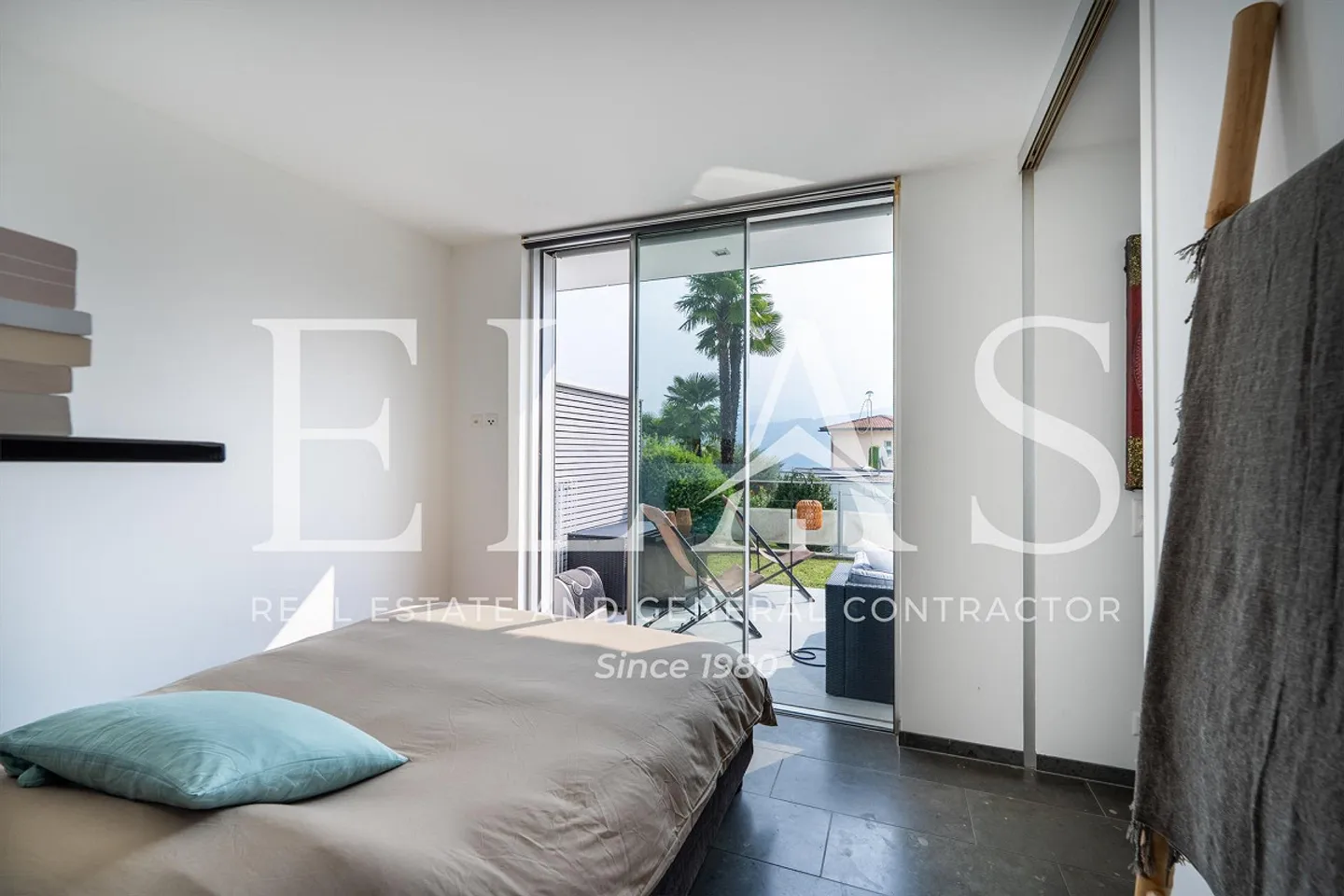 Elegant 2.5-room apartment with private garden and communal pool - Photo 8 of 12