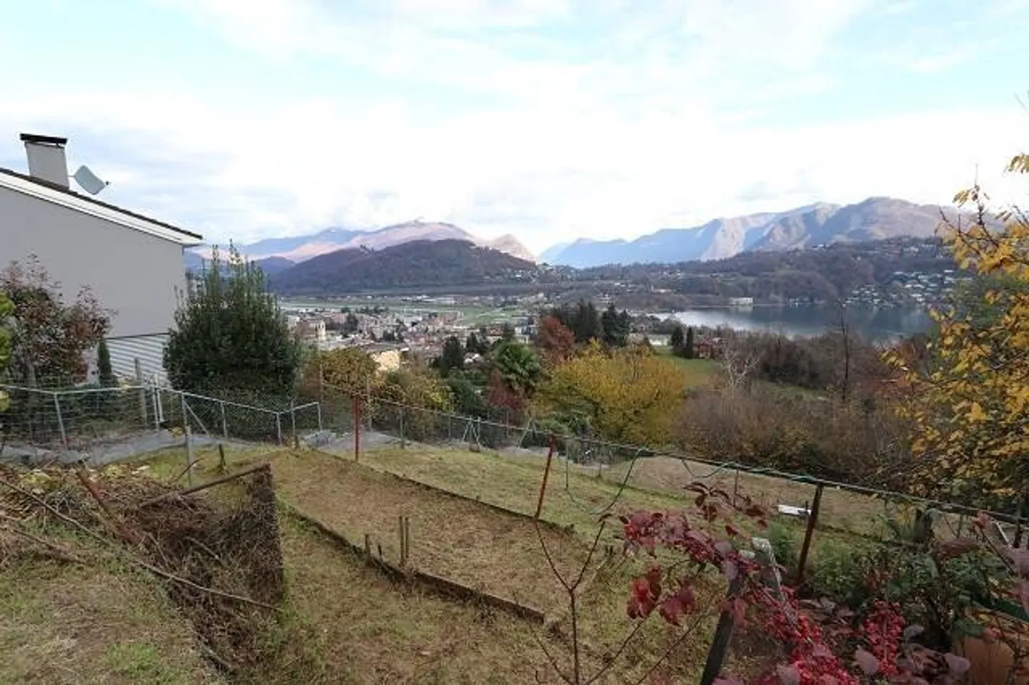 Sonniges Grundstück mit Seeblick - Foto 2 von 8