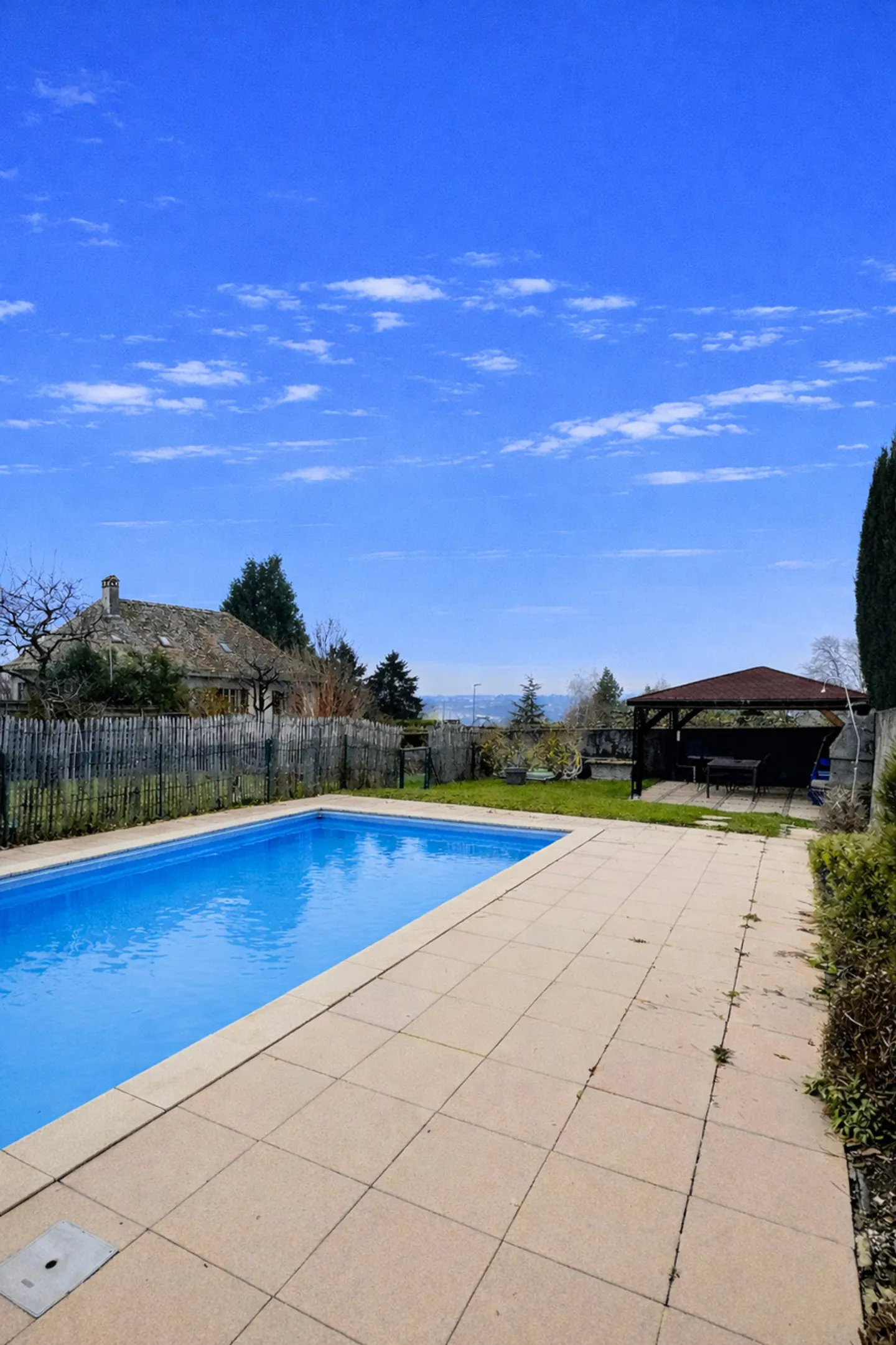Superbo appartamento in usufrutto occupato senza affitto con piscina e vista lago - Foto 3 di 20