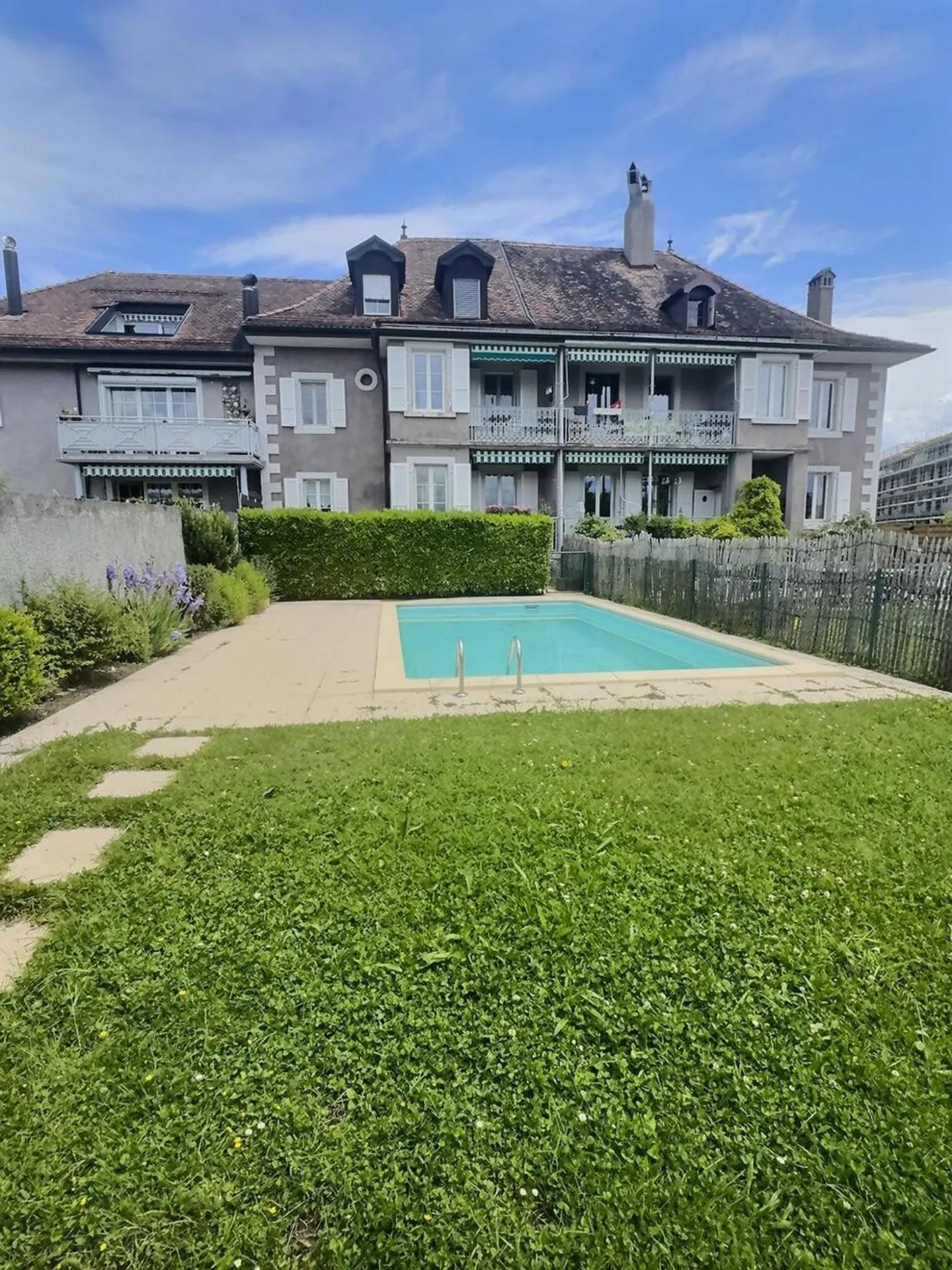 Superbo appartamento in usufrutto occupato senza affitto con piscina e vista lago - Foto 4 di 20