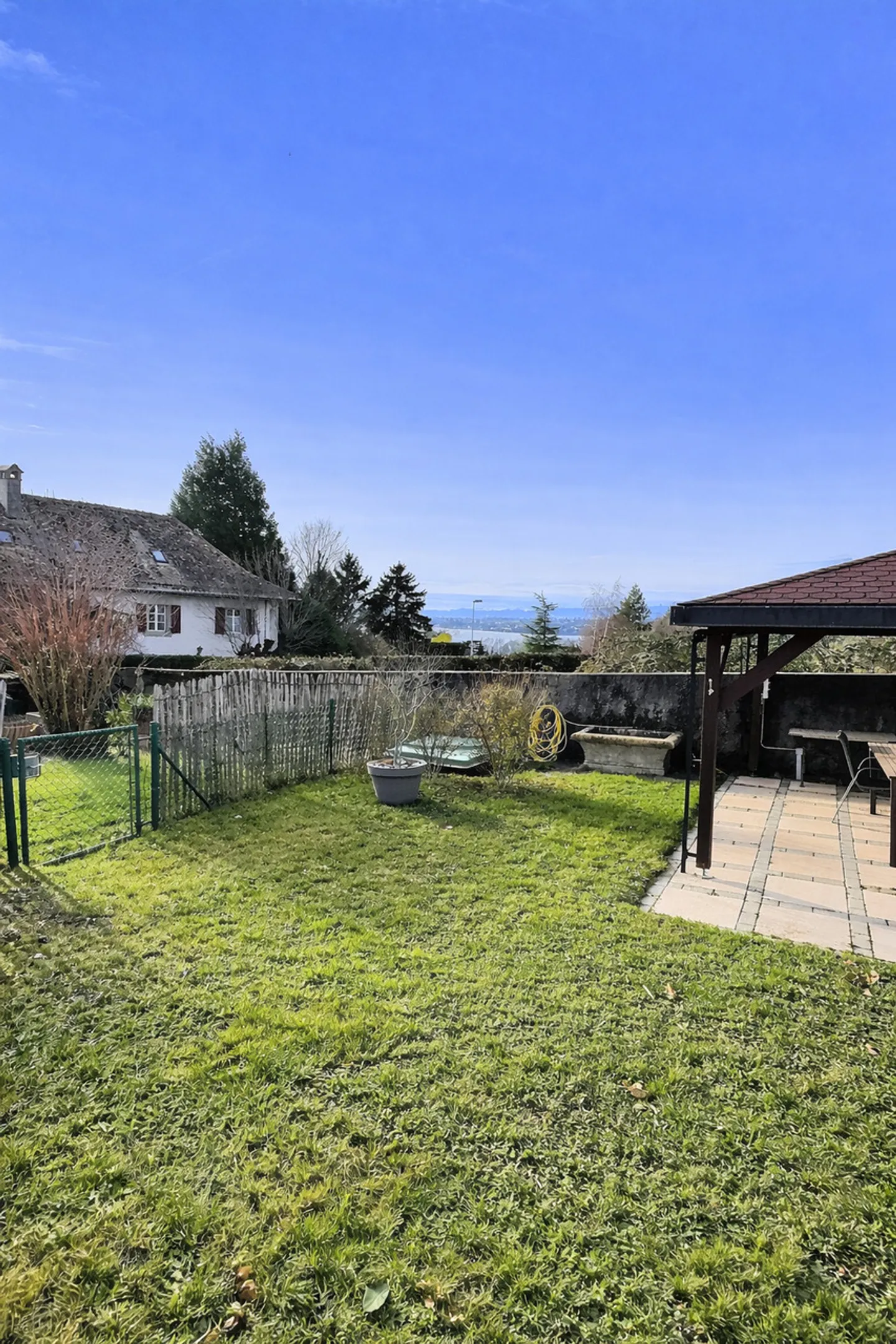 Superbo appartamento in usufrutto occupato senza affitto con piscina e vista lago - Foto 6 di 20
