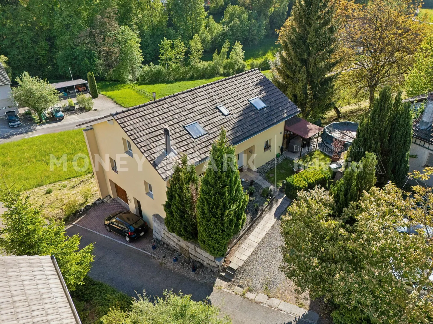 Geräumiges Einfamilienhaus mit Garten - Foto 1 von 17