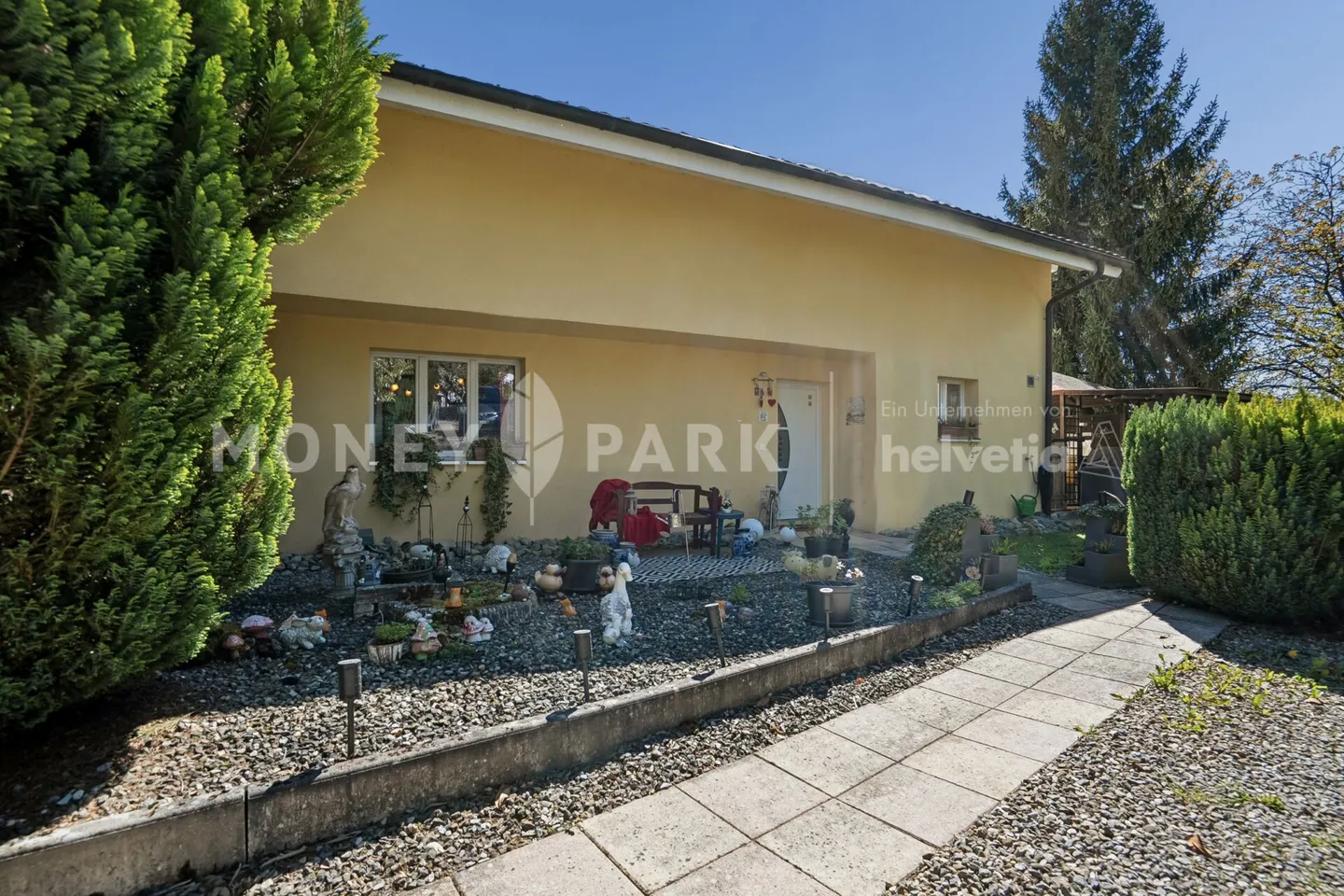 Geräumiges Einfamilienhaus mit Garten - Foto 2 von 17