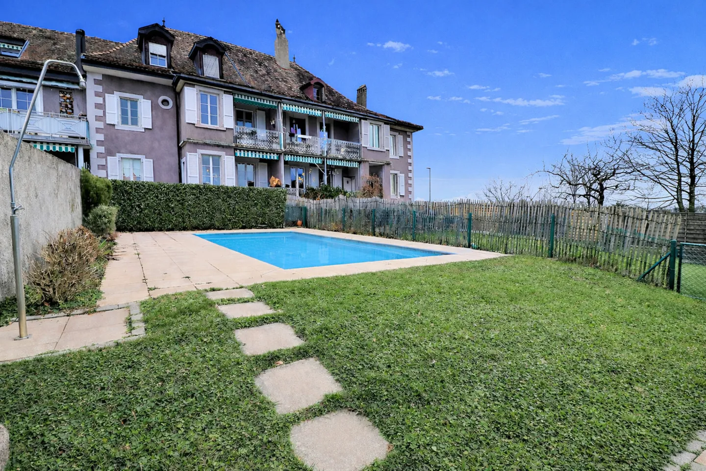 Superbo appartamento in usufrutto occupato senza affitto con piscina e vista lago - Foto 2 di 20