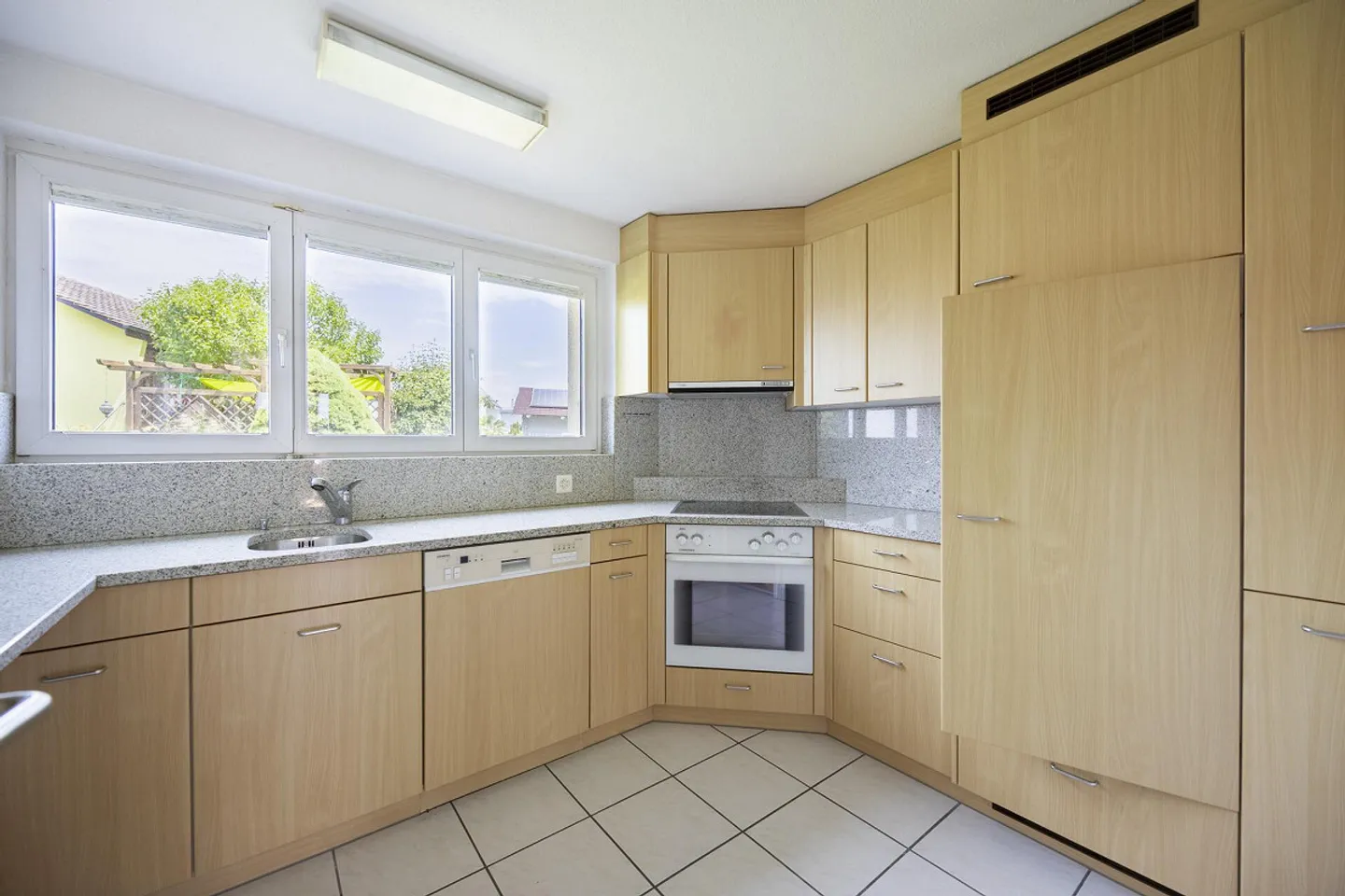 Charmante maison individuelle de 5 pièces dans un quartier résidentiel calme - Photo 2 sur 7