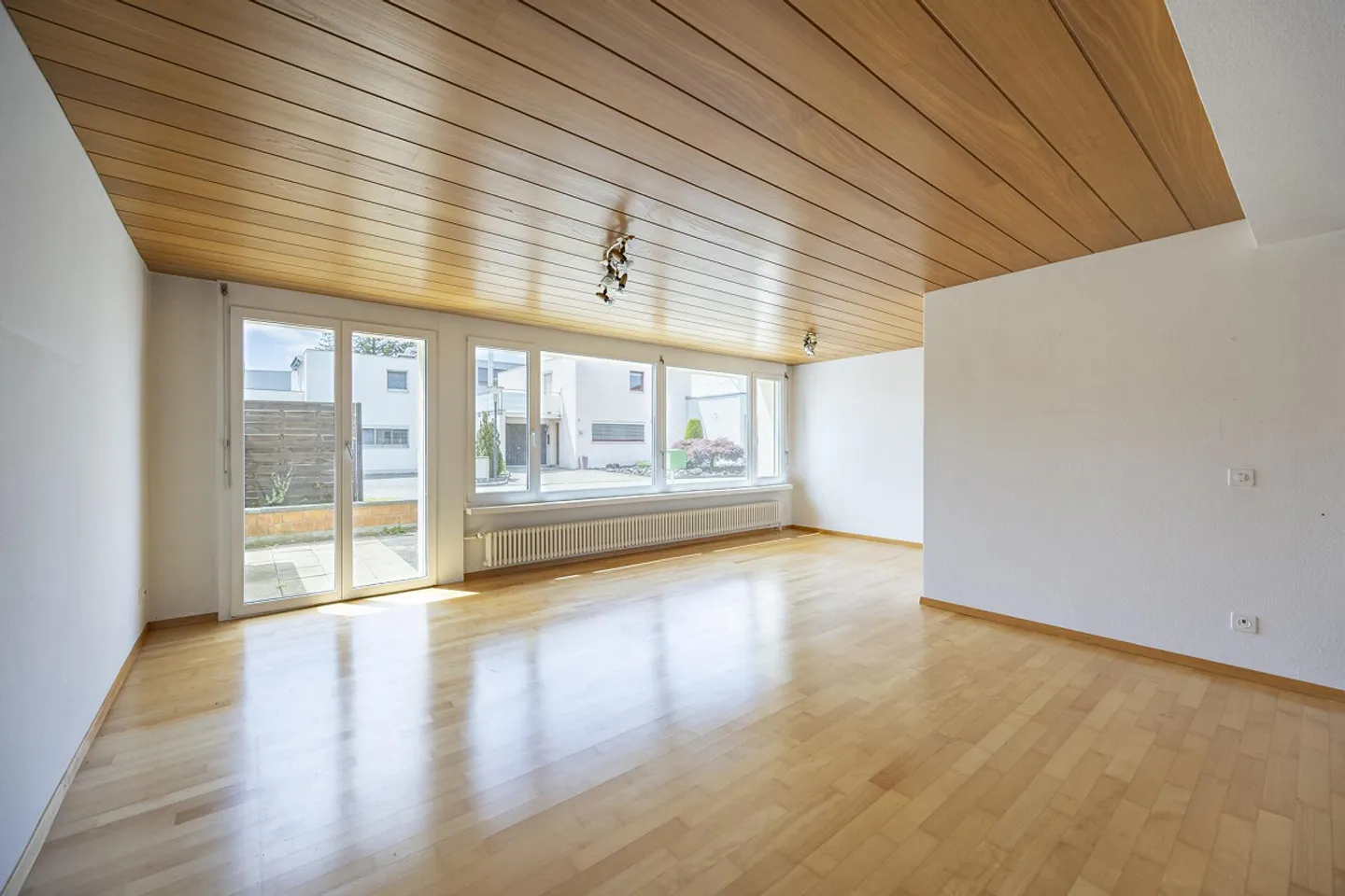 Charmante maison individuelle de 5 pièces dans un quartier résidentiel calme - Photo 3 sur 7