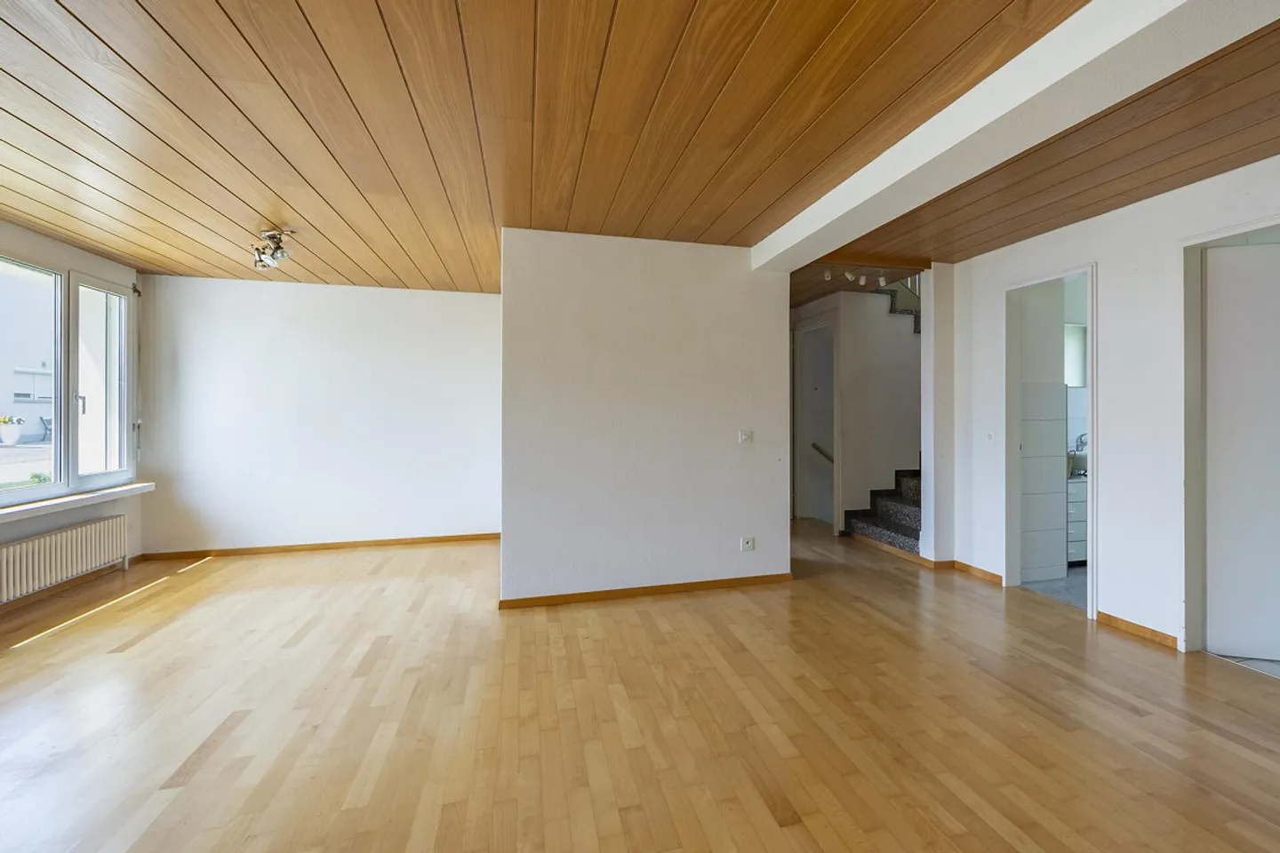 Charmante maison individuelle de 5 pièces dans un quartier résidentiel calme - Photo 4 sur 7