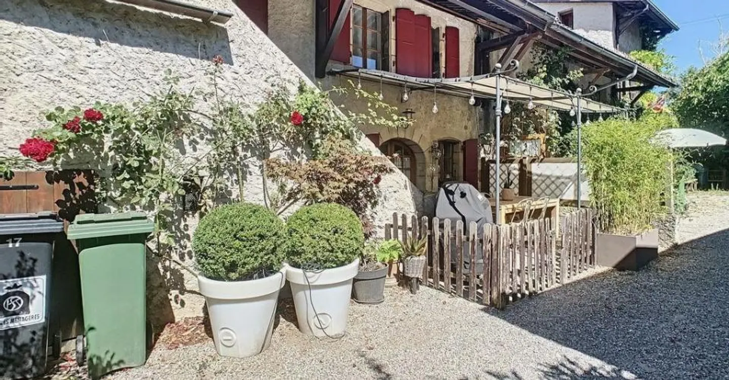 BELLE MAISON CONTIGUË DE 7 PIÈCES À ANIÈRES - Photo 1 of 7