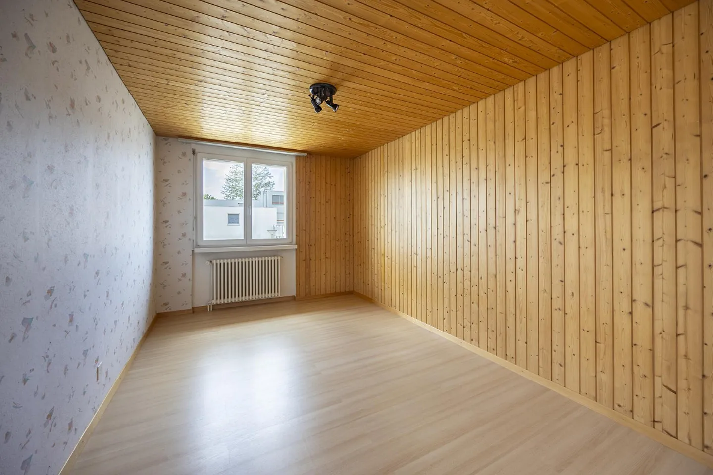 Charmante maison individuelle de 5 pièces dans un quartier résidentiel calme - Photo 5 sur 7