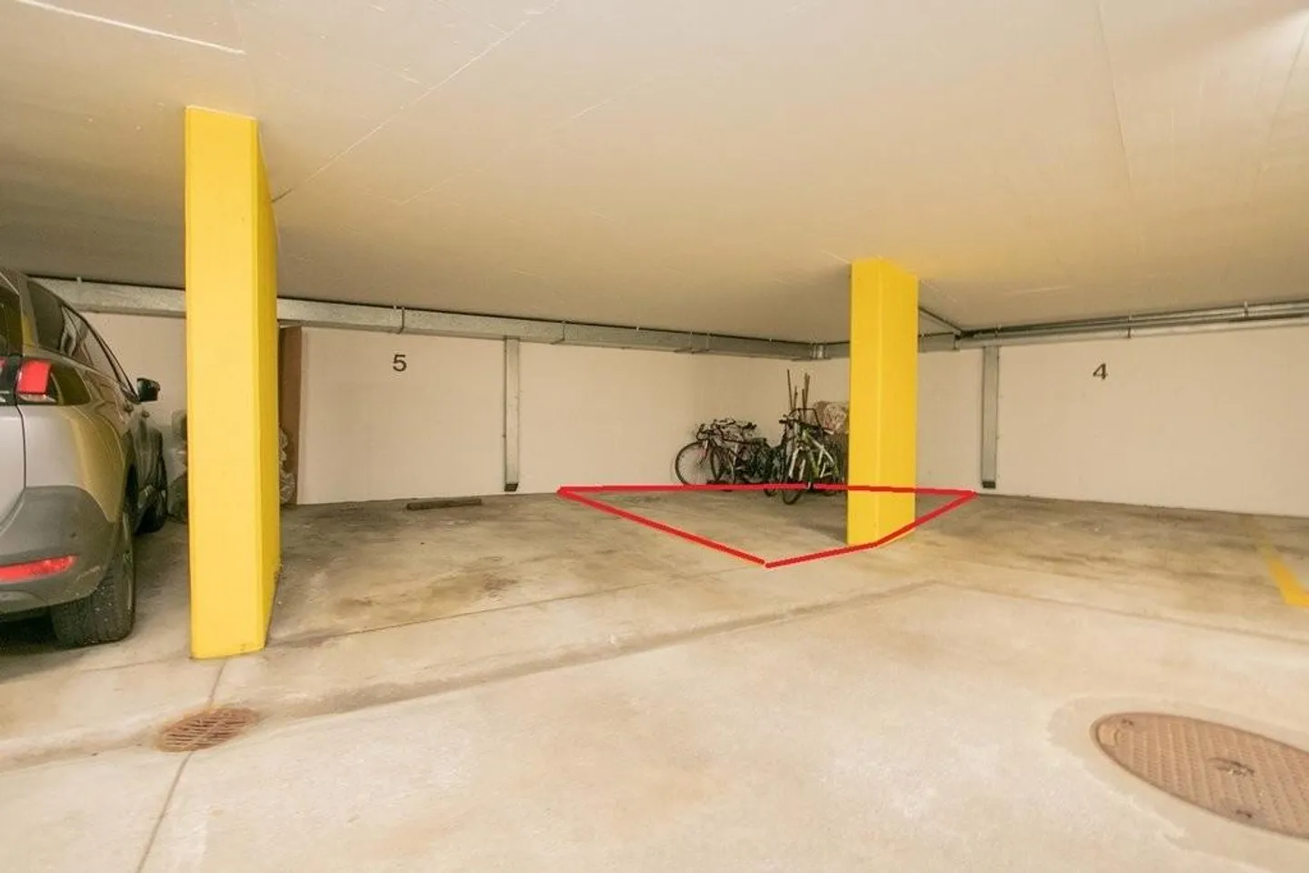 Motorcycle parking space in underground garage in Linsebühl district - Photo 1 of 2