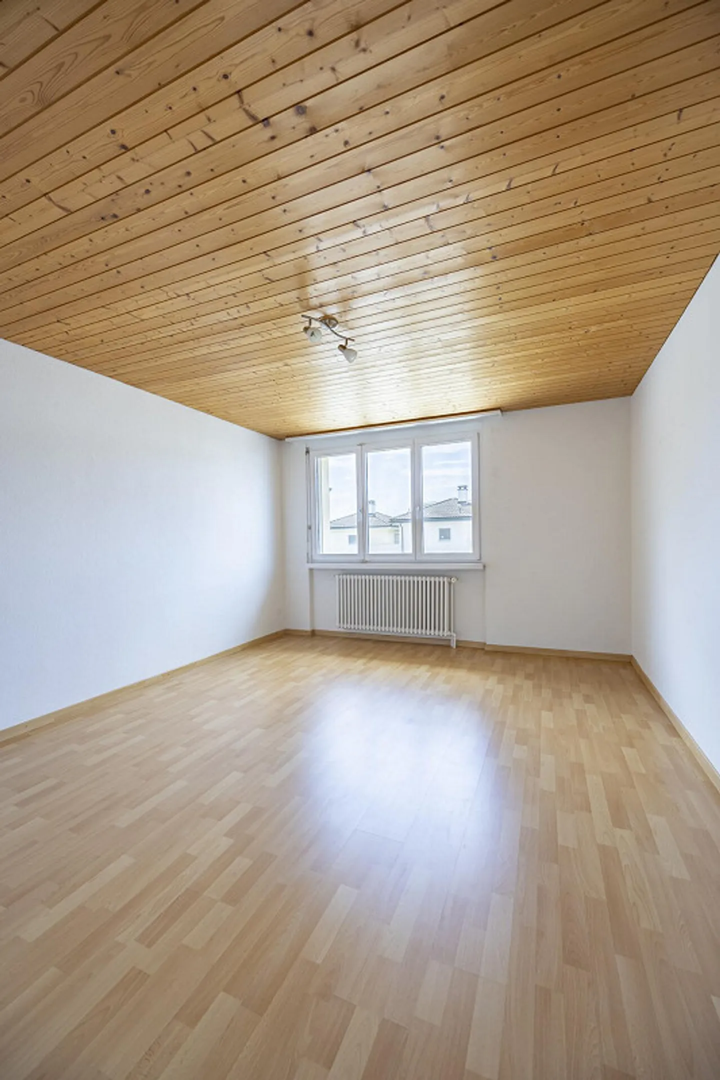 Charmante maison individuelle de 5 pièces dans un quartier résidentiel calme - Photo 6 sur 7