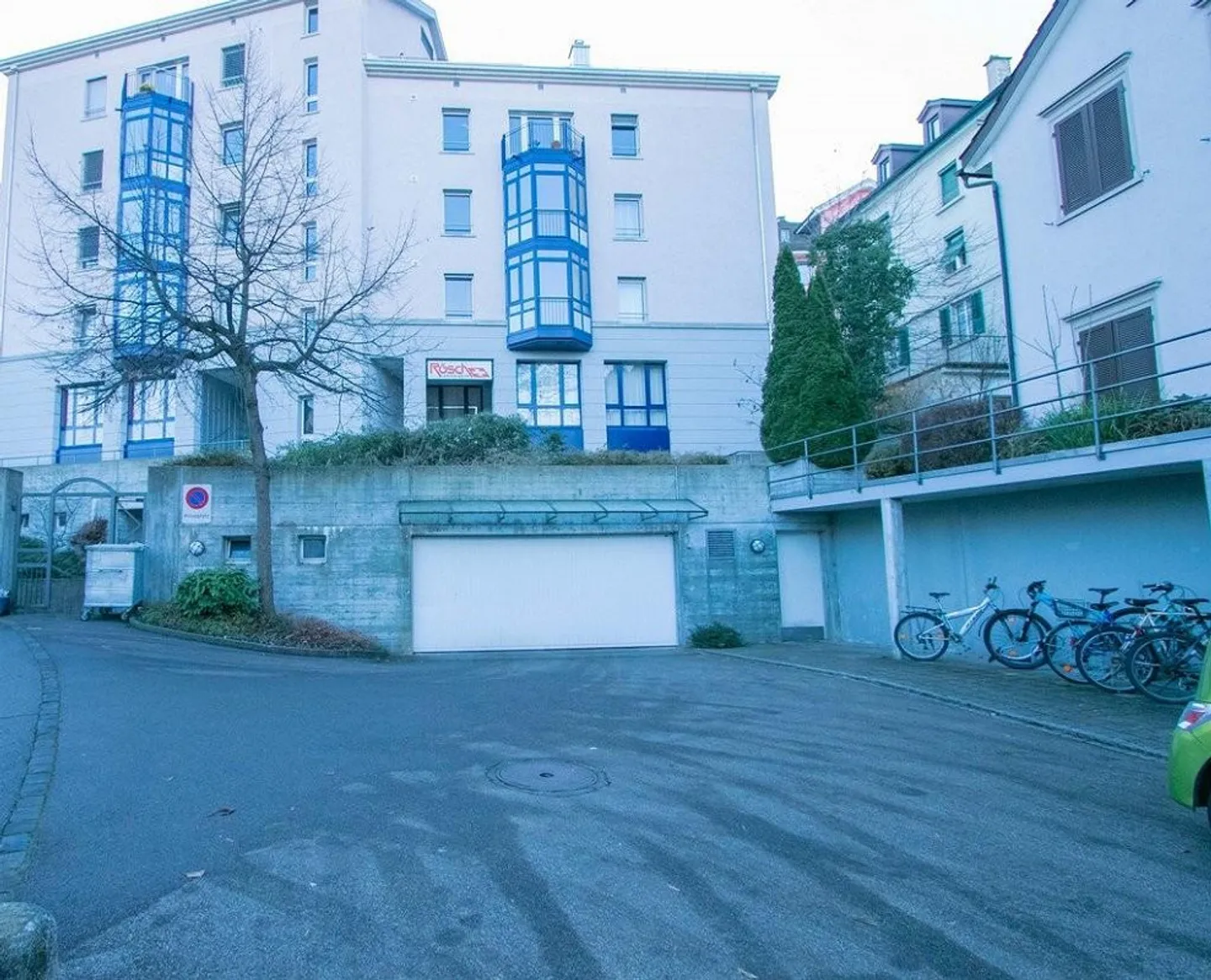 Motorcycle parking space in underground garage in Linsebühl district - Photo 2 of 2