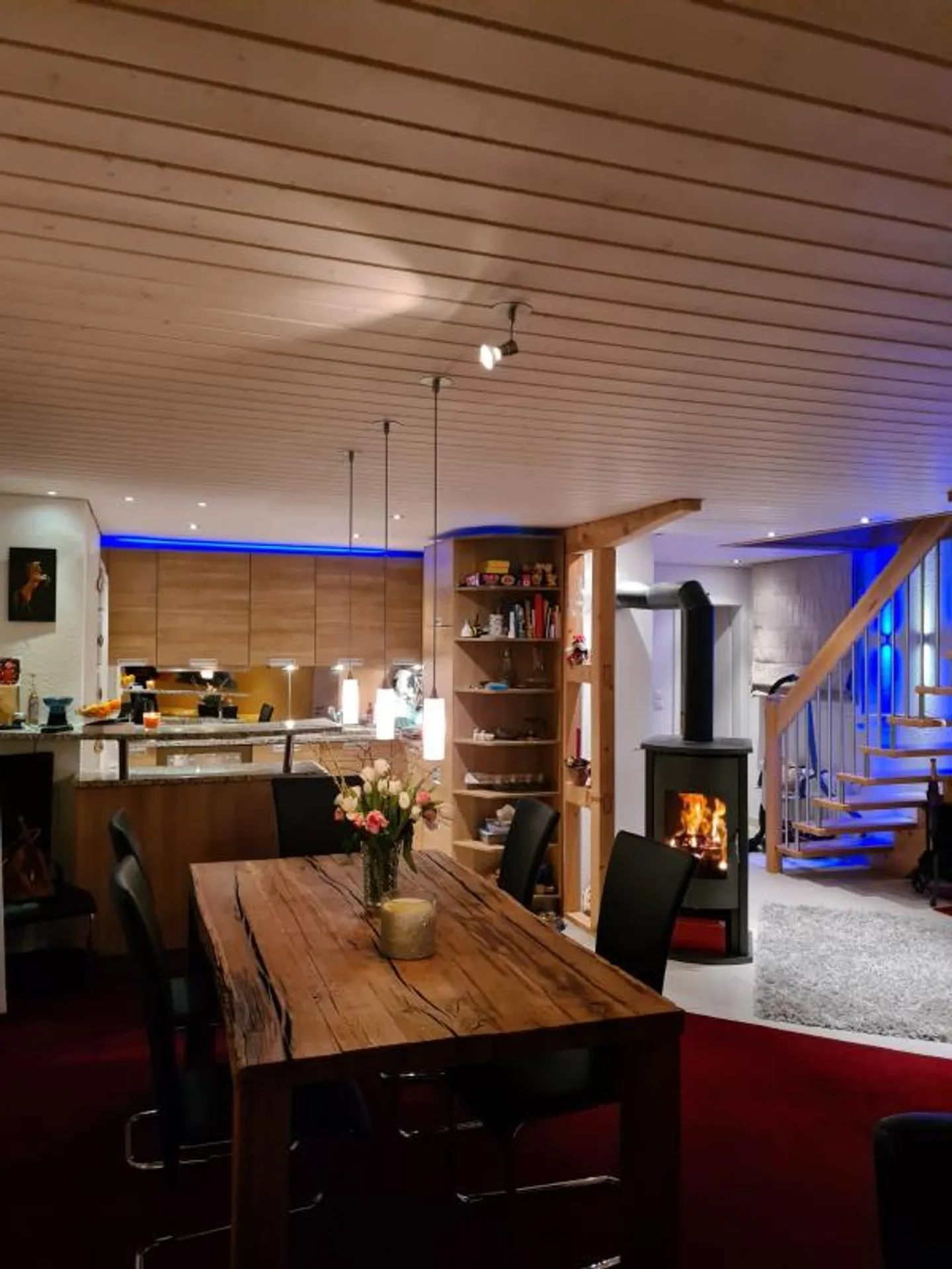Cozy Detached Chalet for Locals - Photo 2 of 5