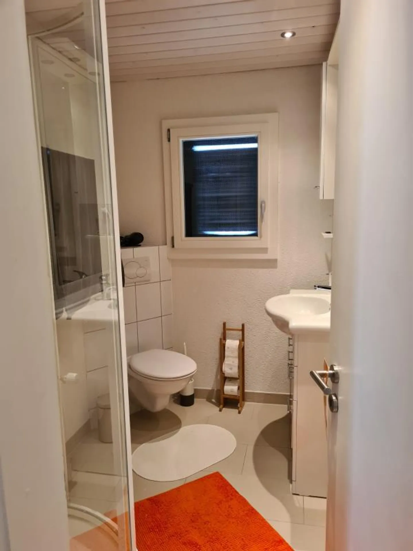 Cozy Detached Chalet for Locals - Photo 4 of 5