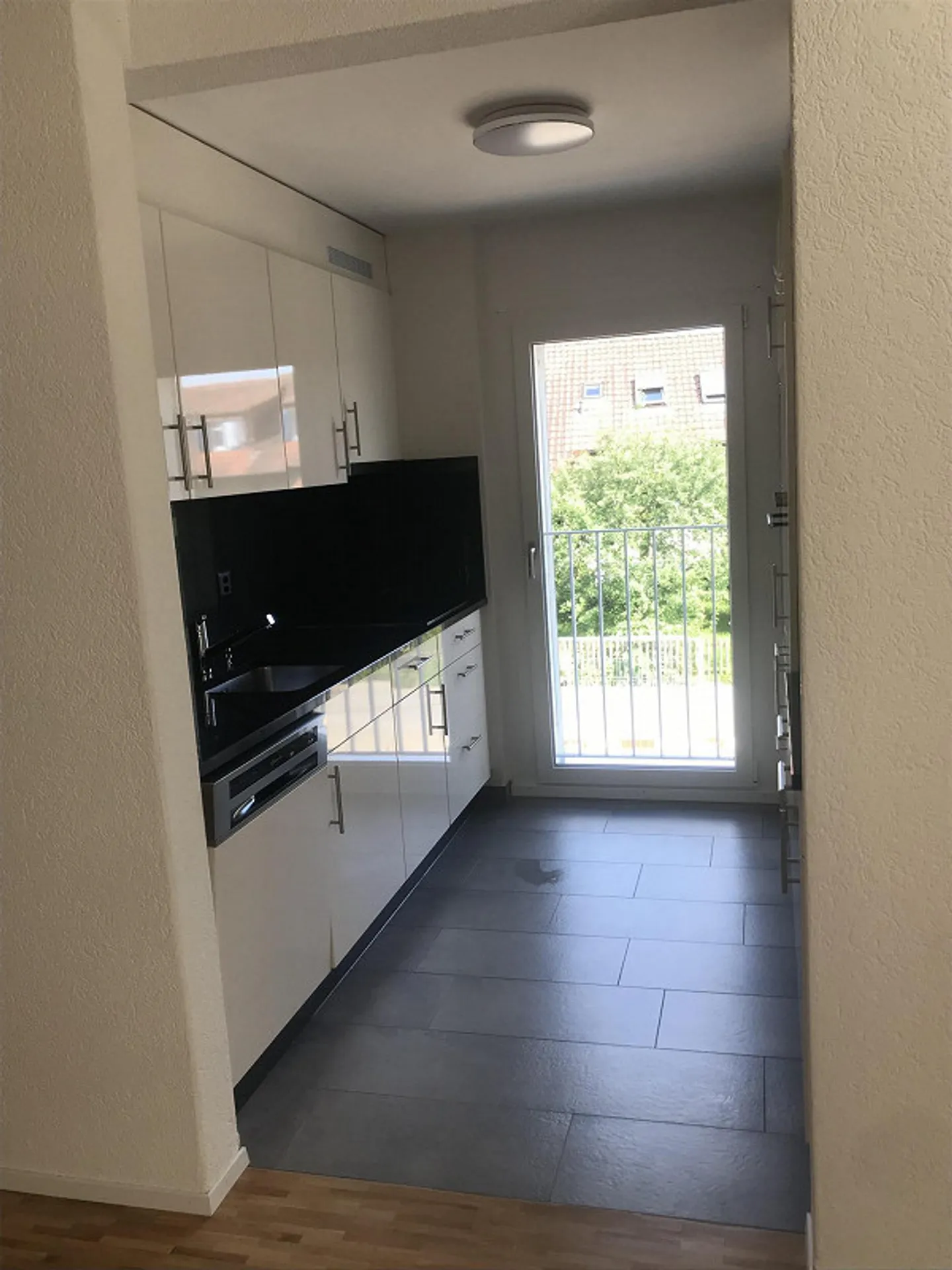 appartement moderne à louer avec espace jardin - Photo 3 sur 7