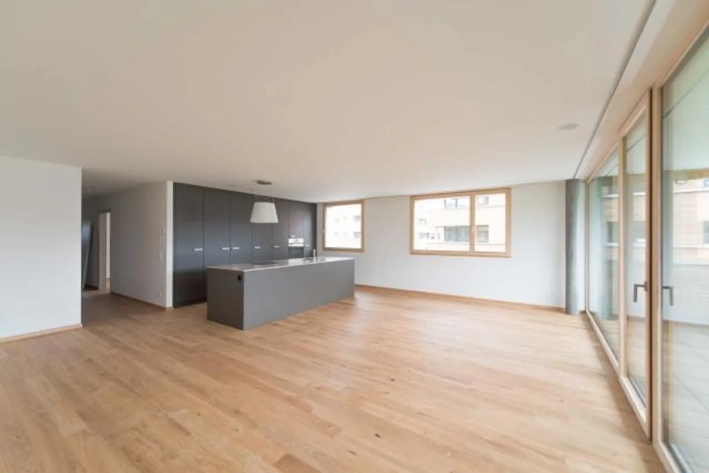 Vivere spazioso in un tranquillo quartiere residenziale - Foto 3 di 10