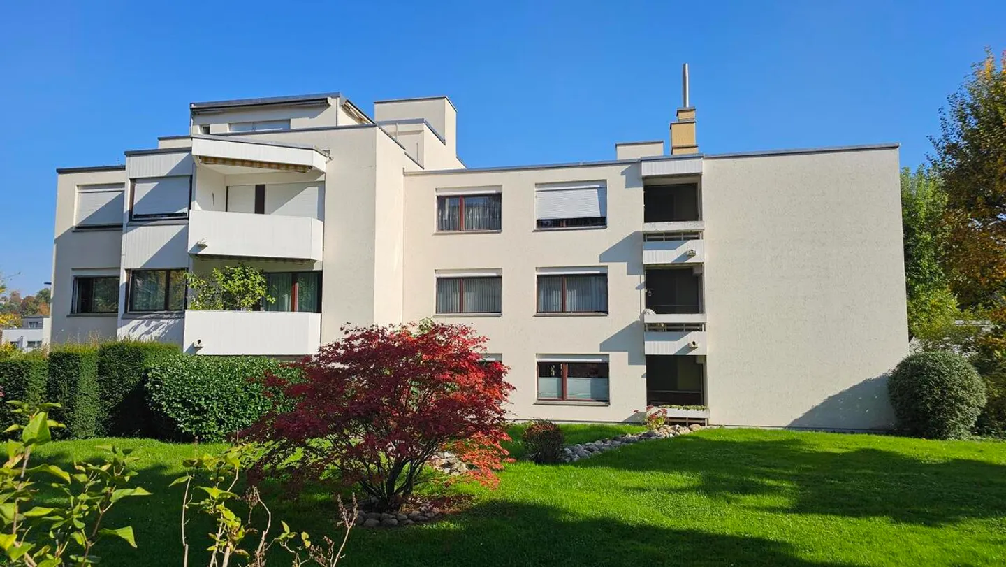 Appartement lumineux de 3,5 pièces avec balcon dans un emplacement calme à Bottmingen - Photo 1 sur 10