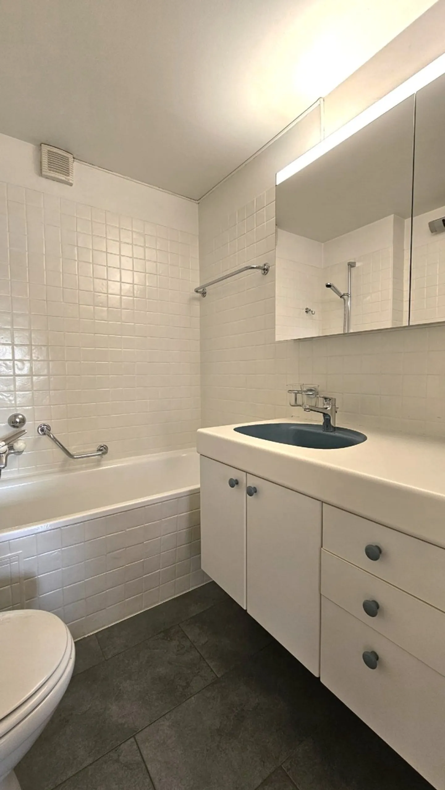 Appartement lumineux de 3,5 pièces avec balcon dans un emplacement calme à Bottmingen - Photo 9 sur 10