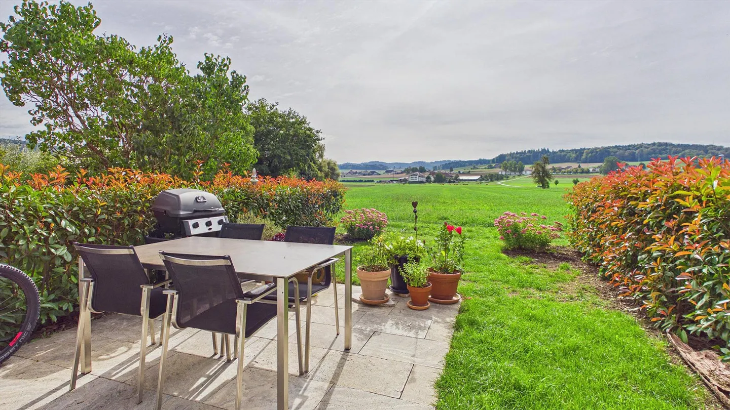 Well-maintained terraced house with a clear view of greenery - Photo 1 of 16