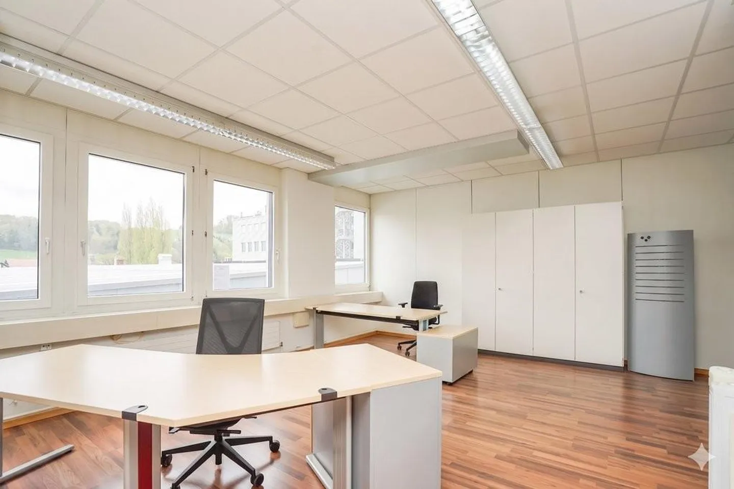 Espace de bureau fonctionnel avec vue sur la verdure - Photo 1 sur 5