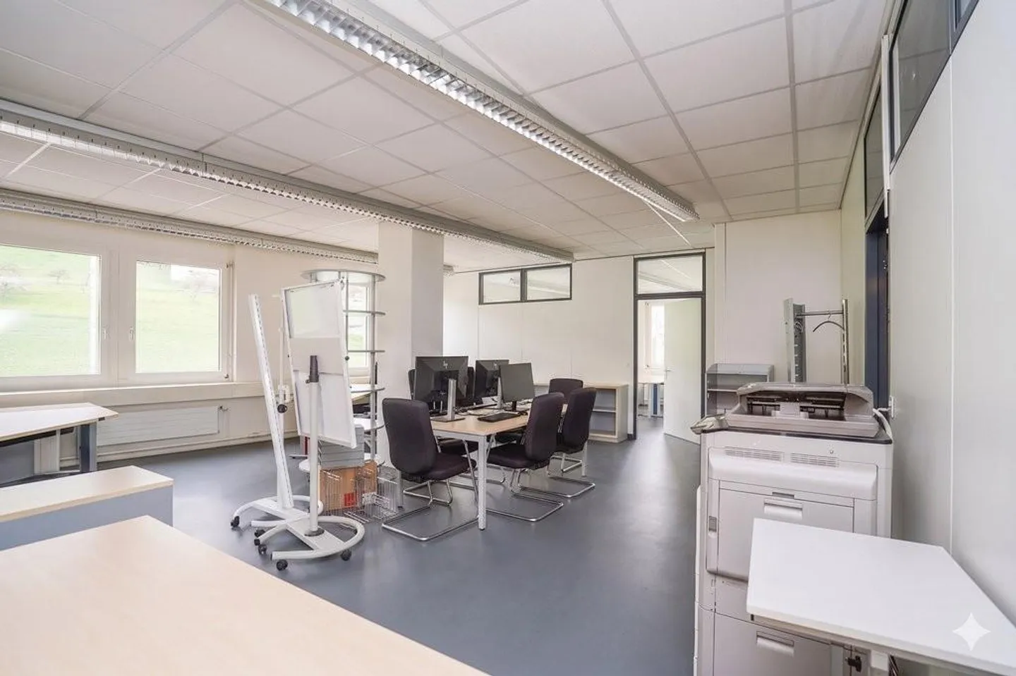 Espace de bureau fonctionnel avec vue sur la verdure - Photo 2 sur 5