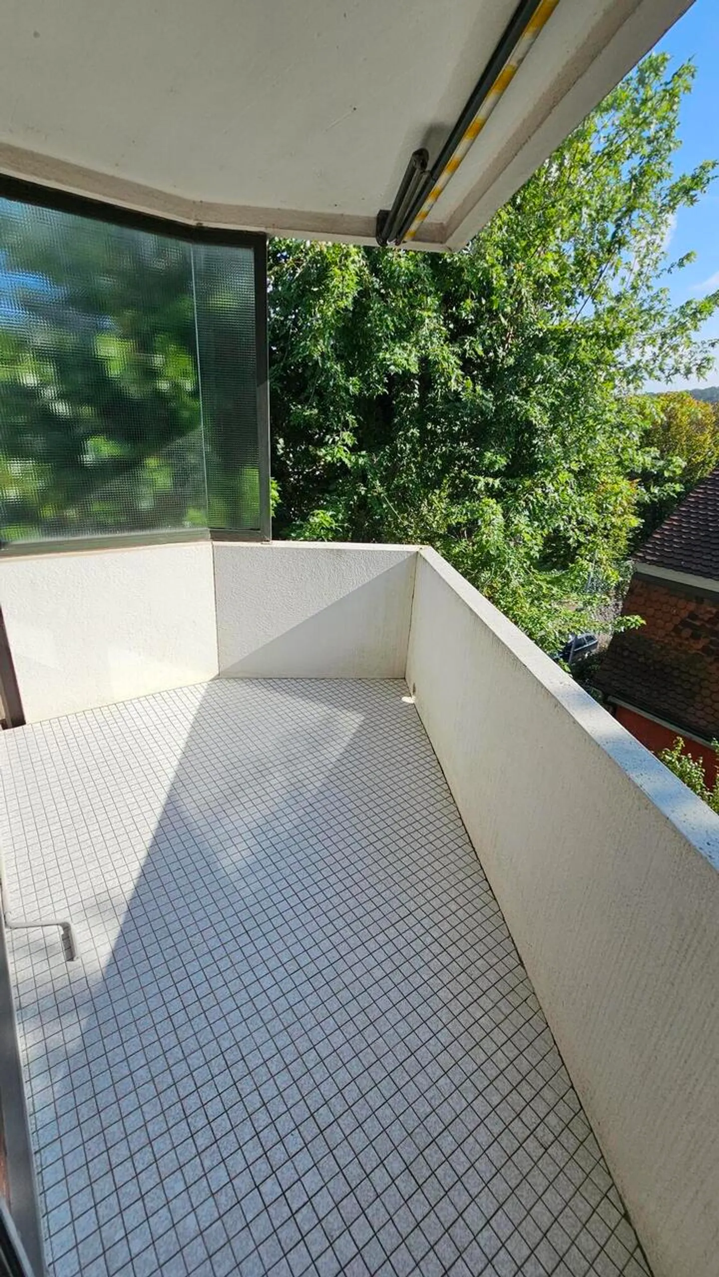 Appartement lumineux de 3,5 pièces avec balcon dans un emplacement calme à Bottmingen - Photo 3 sur 10