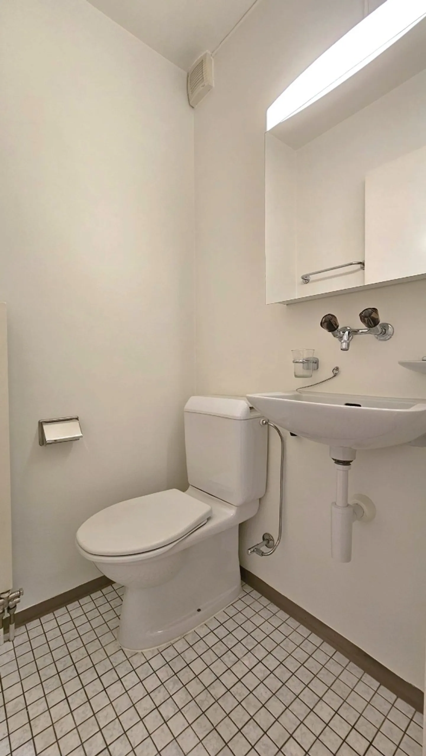 Appartement lumineux de 3,5 pièces avec balcon dans un emplacement calme à Bottmingen - Photo 8 sur 10