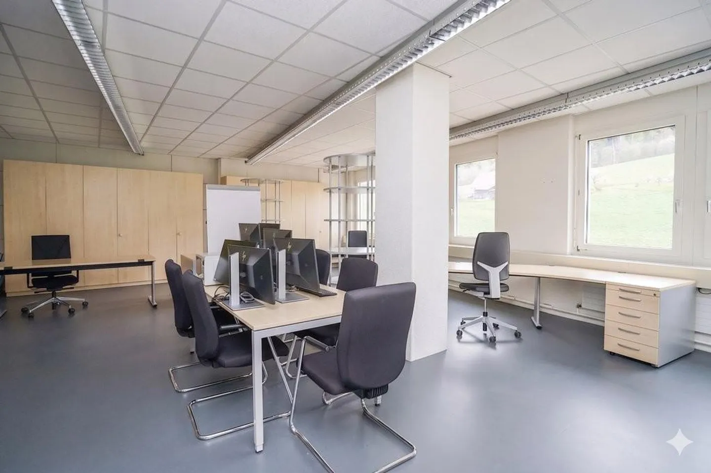 Espace de bureau fonctionnel avec vue sur la verdure - Photo 3 sur 5