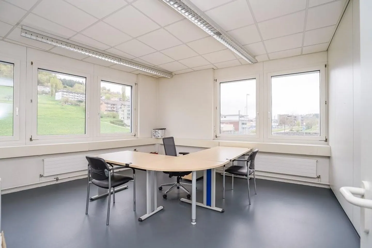 Espace de bureau fonctionnel avec vue sur la verdure - Photo 4 sur 5