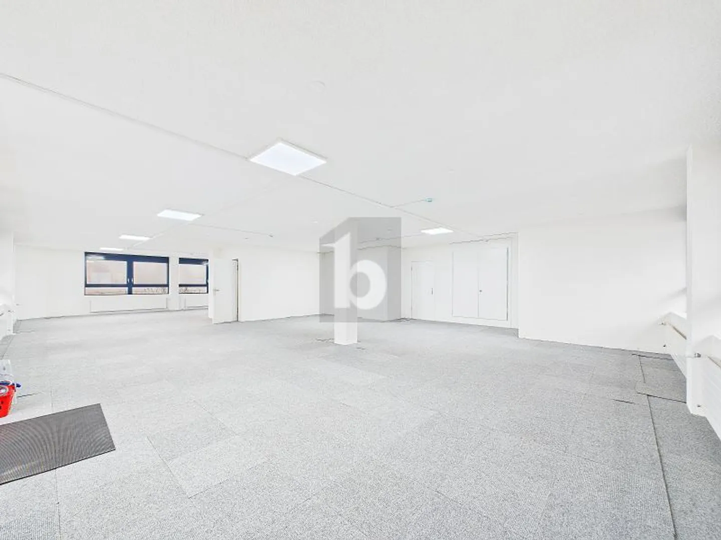 HELLER SHOWROOM IN TOP LOCATION - Photo 3 of 6