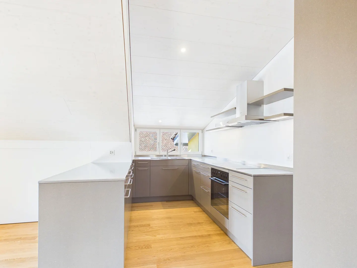 Very spacious, light-flooded, freshly renovated attic apartment - Photo 4 of 15
