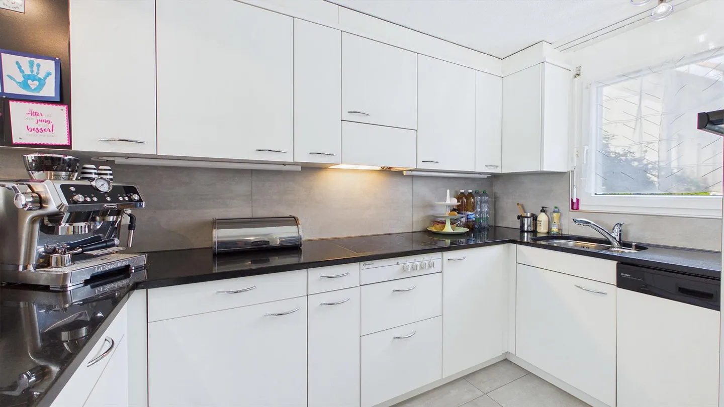 Well-maintained terraced house with a clear view of greenery - Photo 5 of 16