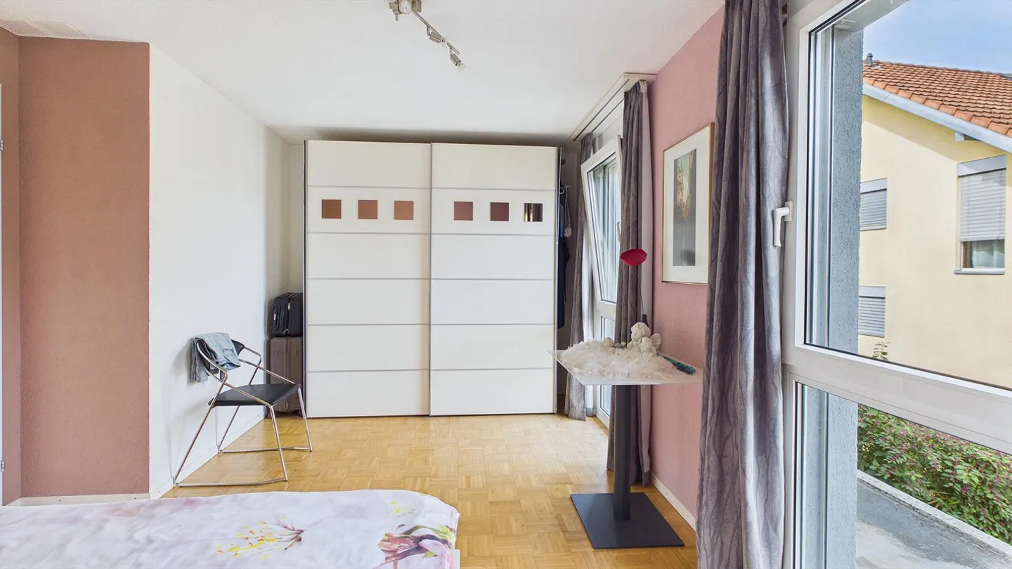 Well-maintained terraced house with a clear view of greenery - Photo 9 of 16