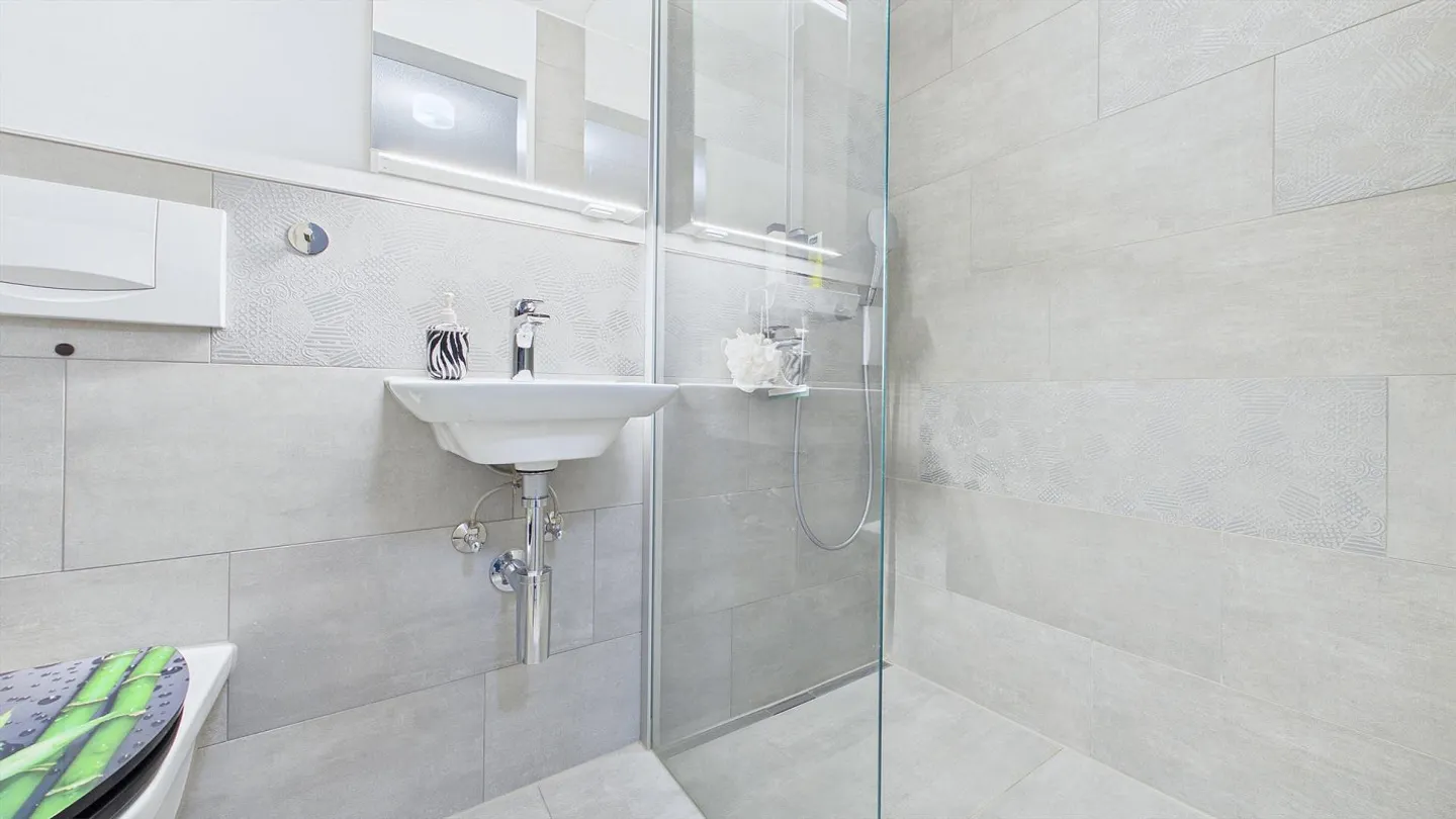 Well-maintained terraced house with a clear view of greenery - Photo 13 of 16