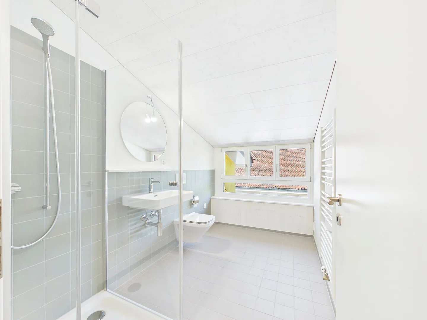 Very spacious, light-flooded, freshly renovated attic apartment - Photo 8 of 15