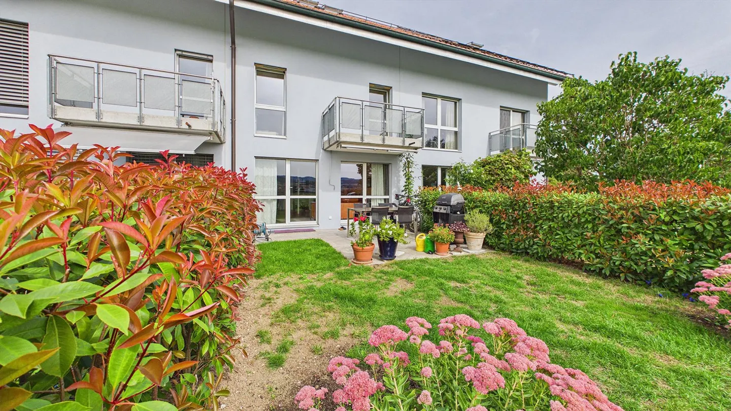 Well-maintained terraced house with a clear view of greenery - Photo 14 of 16