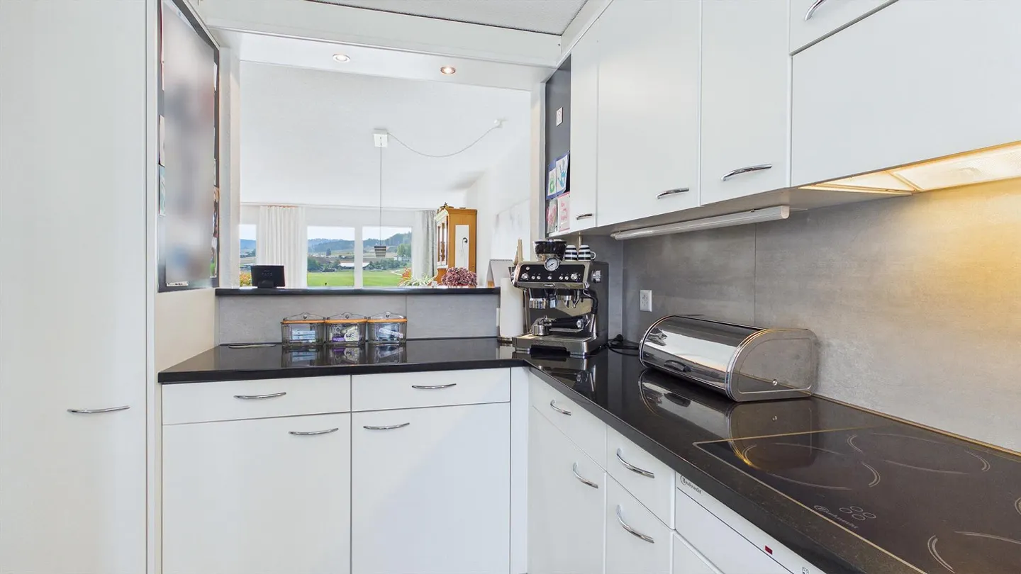 Well-maintained terraced house with a clear view of greenery - Photo 6 of 16