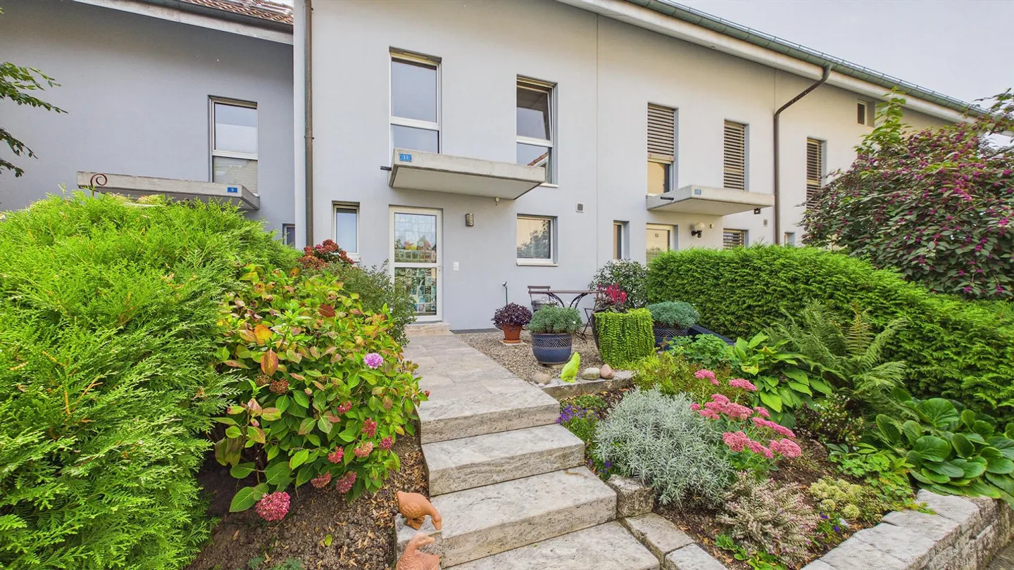 Well-maintained terraced house with a clear view of greenery - Photo 7 of 16