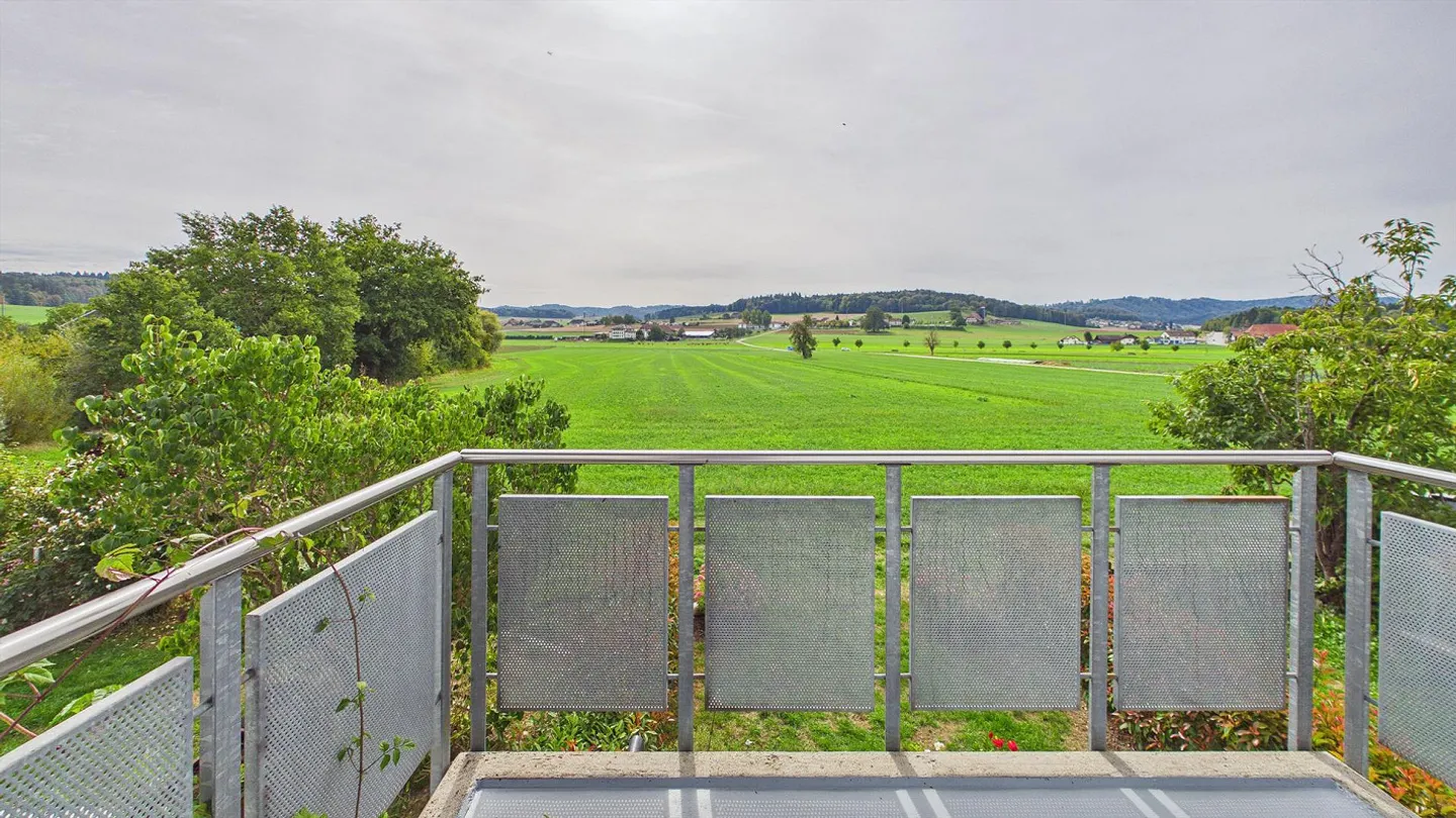 Well-maintained terraced house with a clear view of greenery - Photo 8 of 16