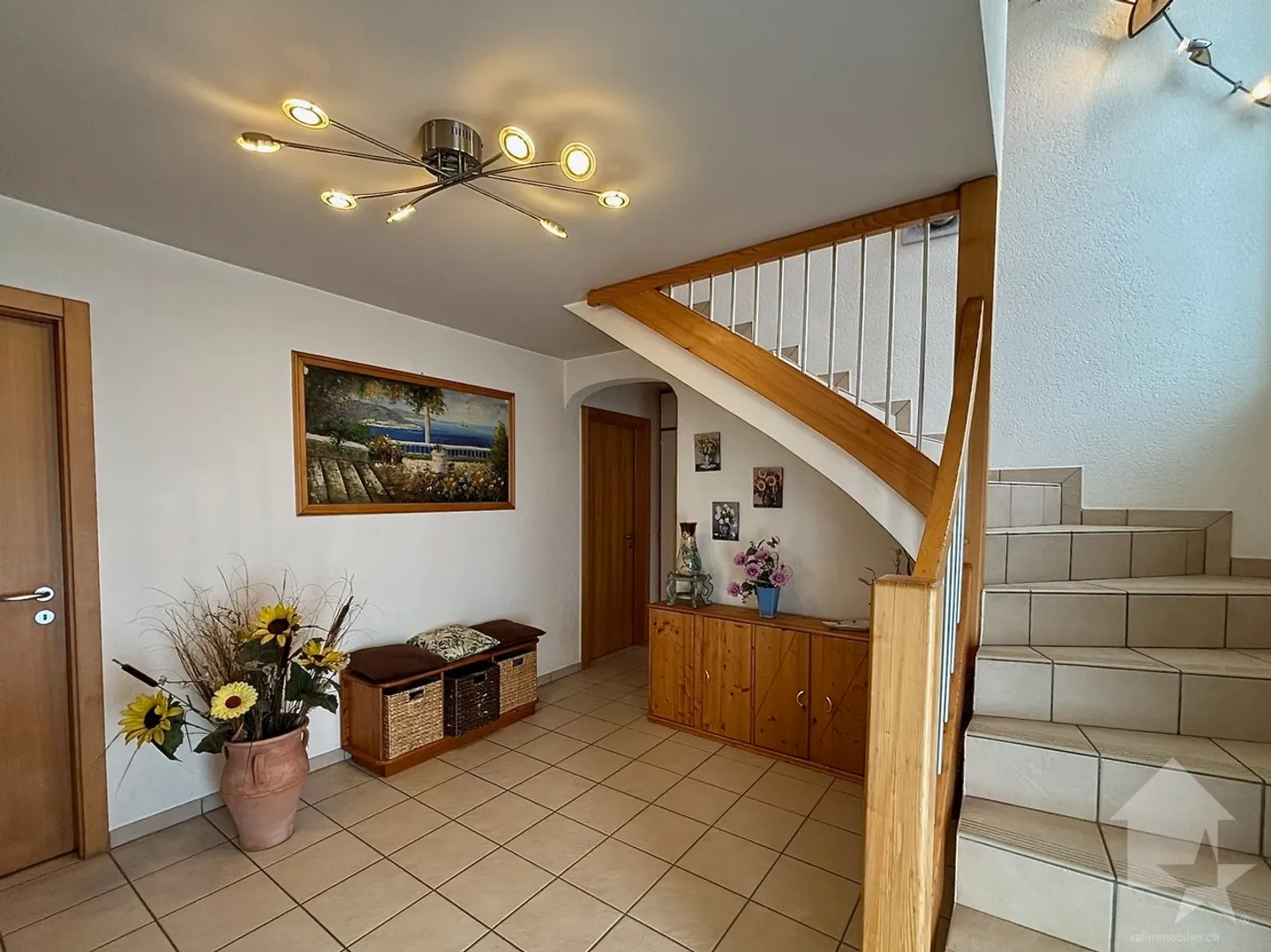 Einfamilienhaus mit großem Außenbereich und Zaun - Foto 2 von 32