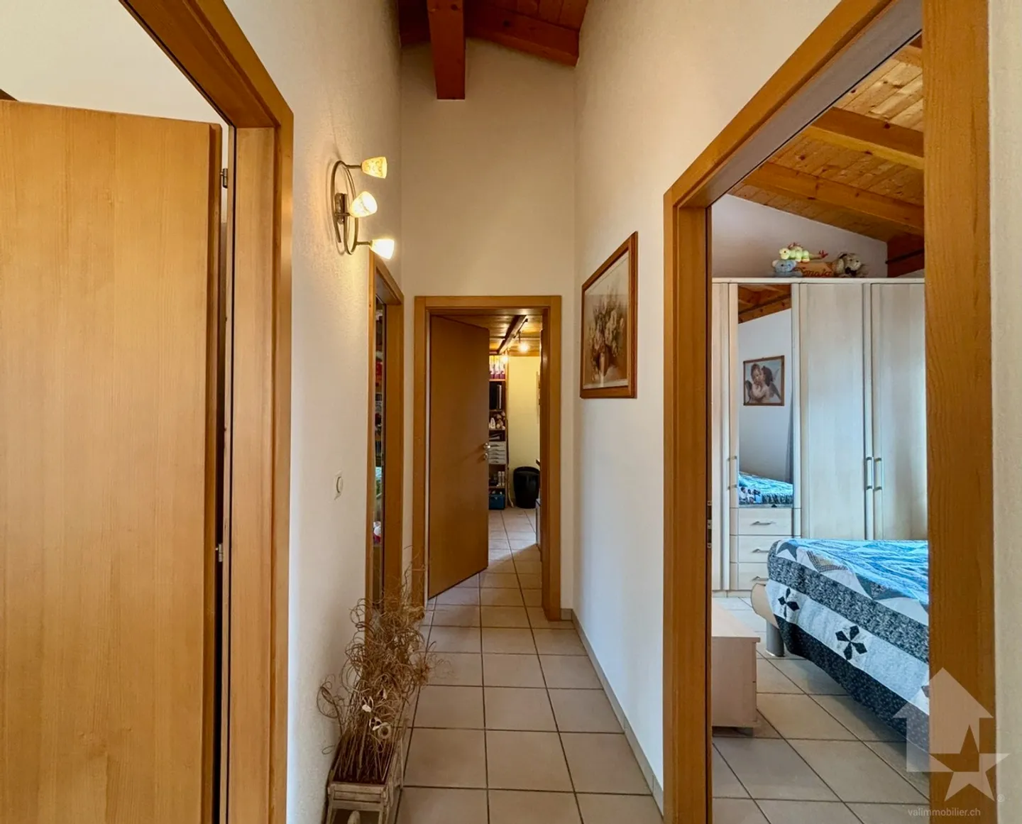 Einfamilienhaus mit großem Außenbereich und Zaun - Foto 3 von 32