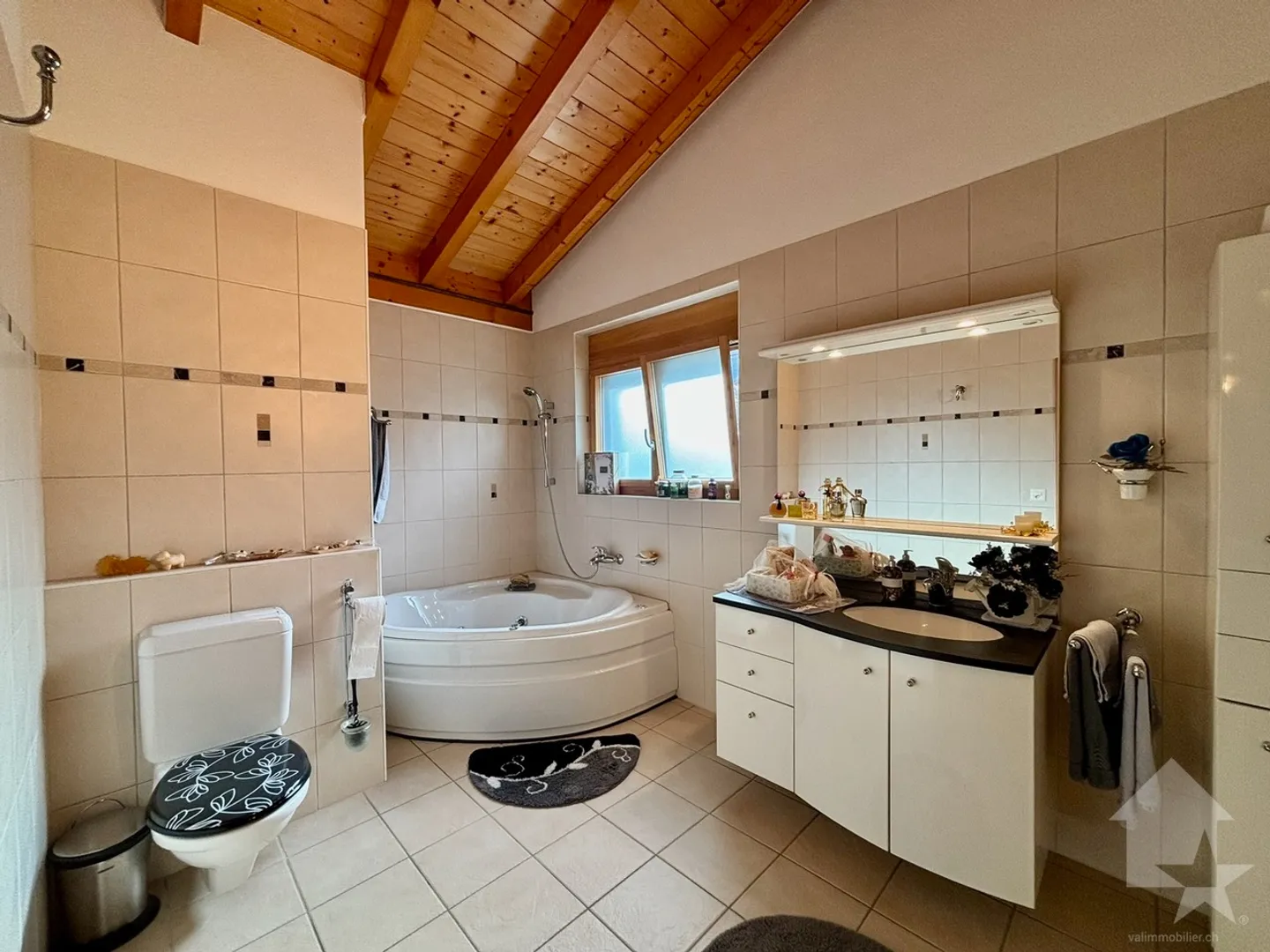 Einfamilienhaus mit großem Außenbereich und Zaun - Foto 4 von 32