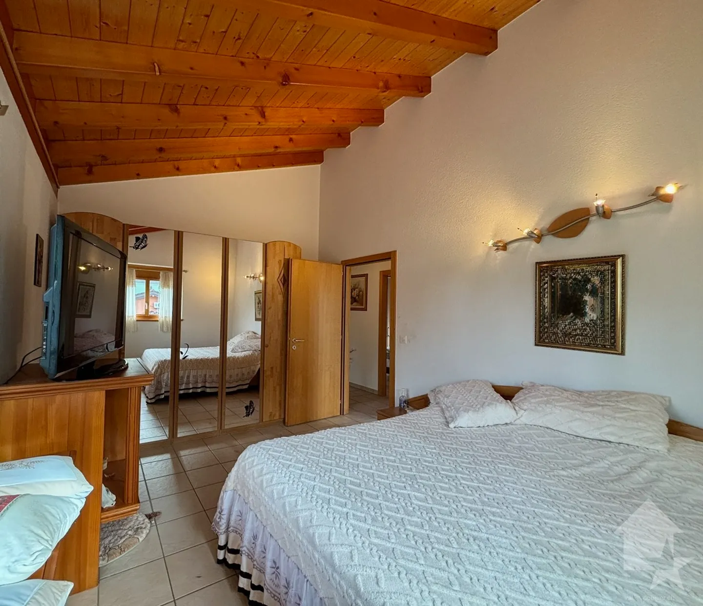 Einfamilienhaus mit großem Außenbereich und Zaun - Foto 6 von 32