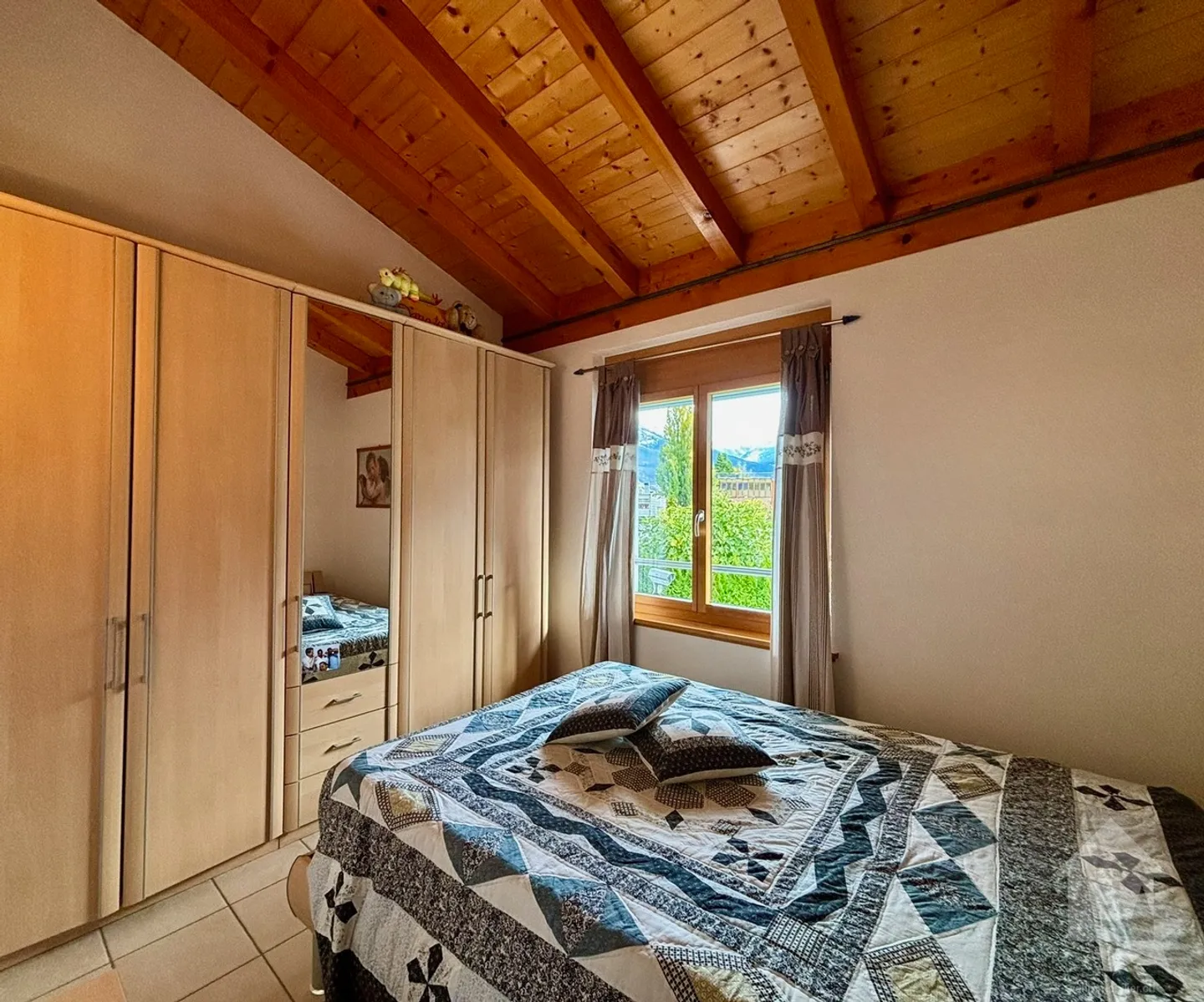 Einfamilienhaus mit großem Außenbereich und Zaun - Foto 7 von 32