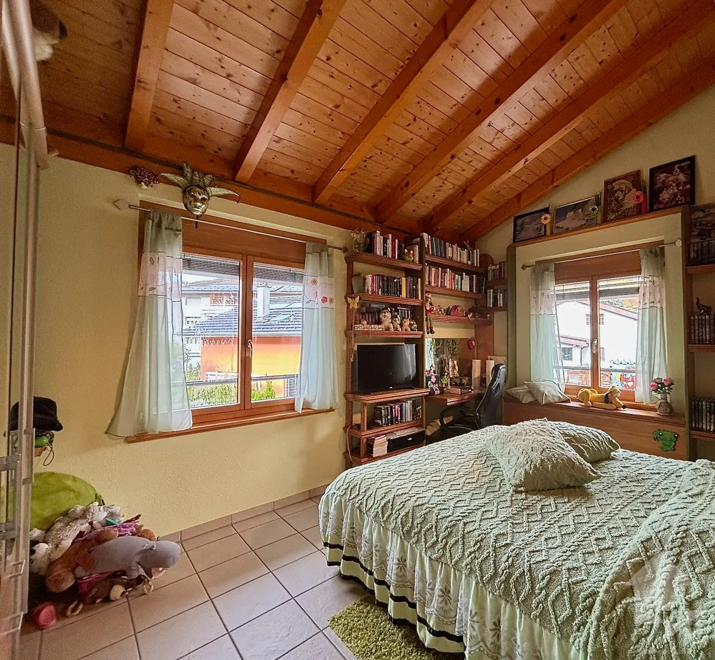 Einfamilienhaus mit großem Außenbereich und Zaun - Foto 8 von 32