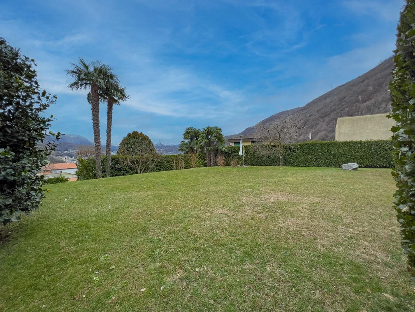 Ampia casa unifamiliare con giardino a Bedano - Foto 6 di 10