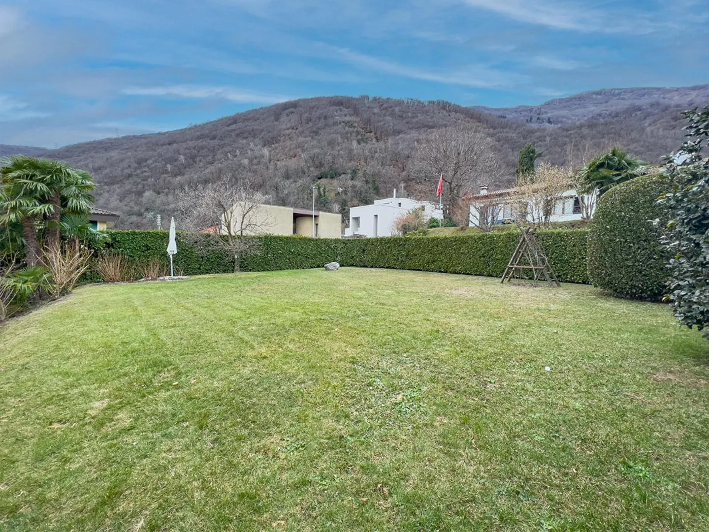 Ampia casa unifamiliare con giardino a Bedano - Foto 7 di 10