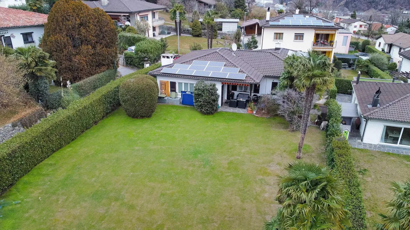 Ampia casa unifamiliare con giardino a Bedano - Foto 8 di 10