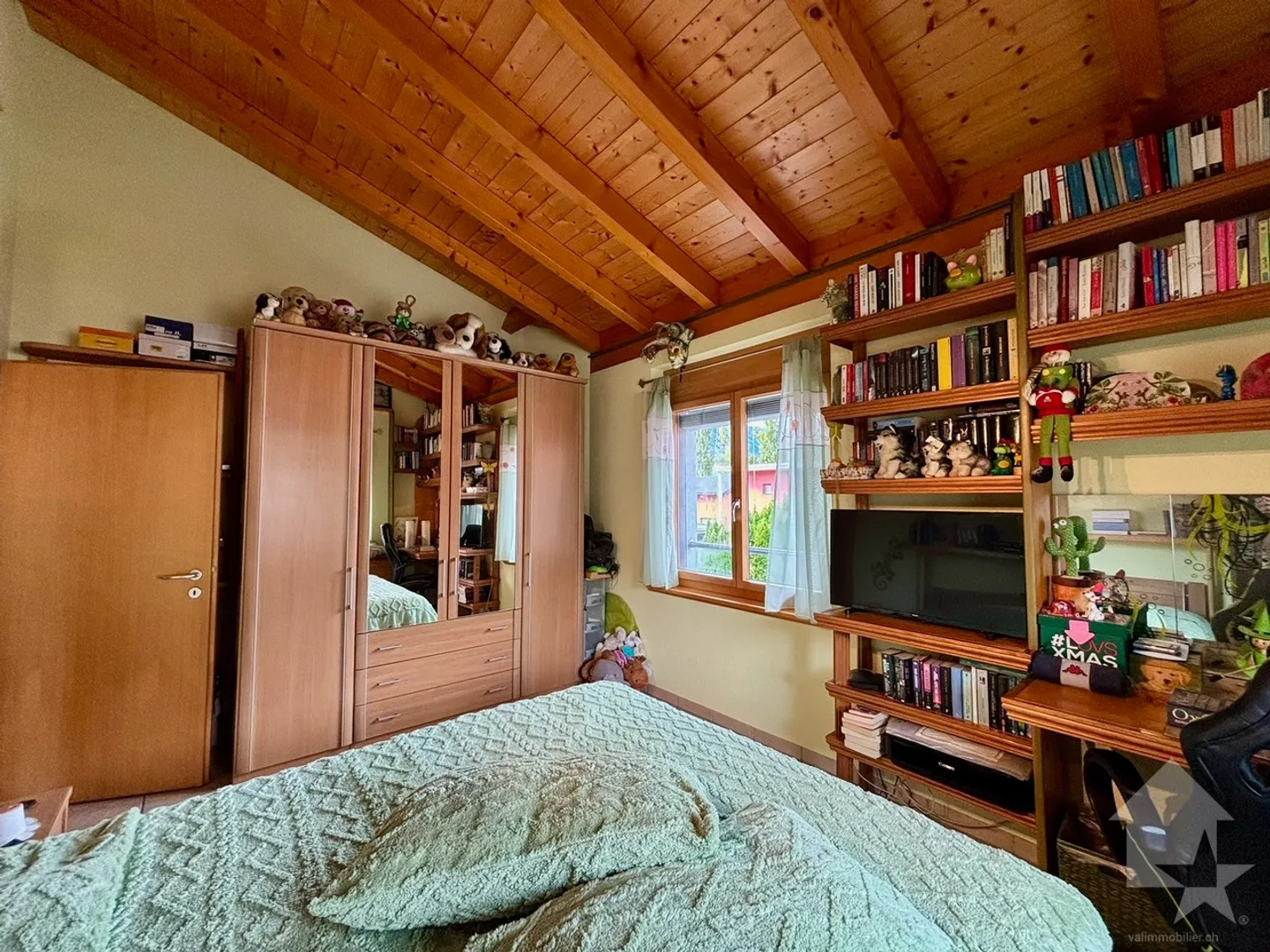 Einfamilienhaus mit großem Außenbereich und Zaun - Foto 9 von 32