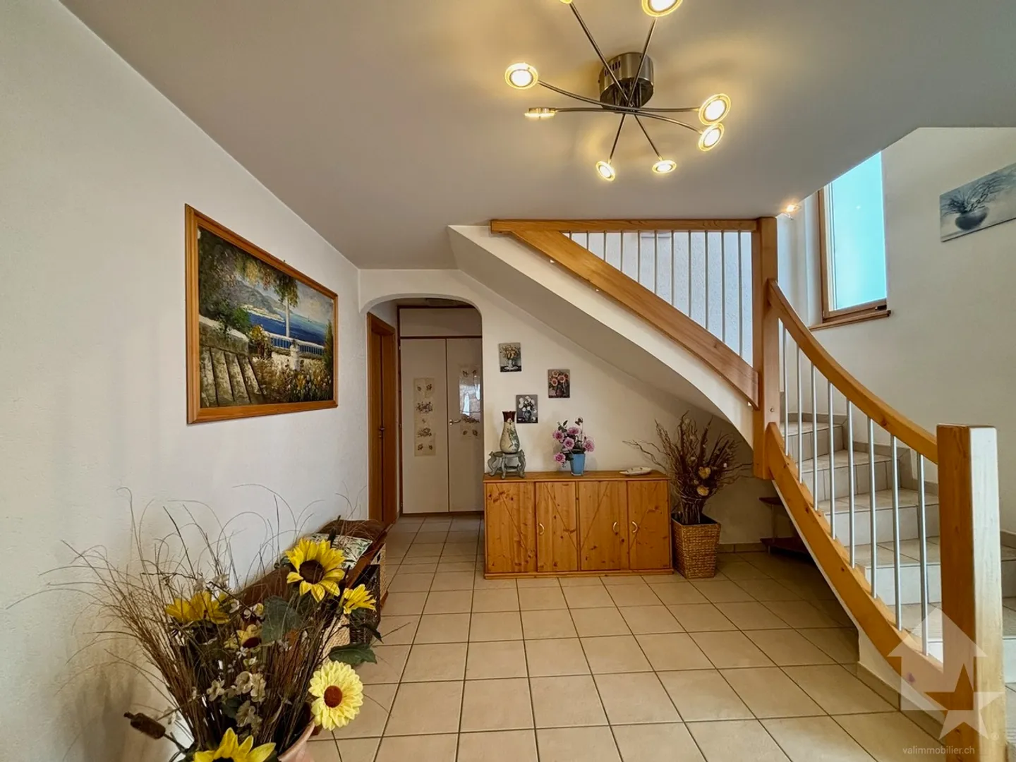 Einfamilienhaus mit großem Außenbereich und Zaun - Foto 14 von 32